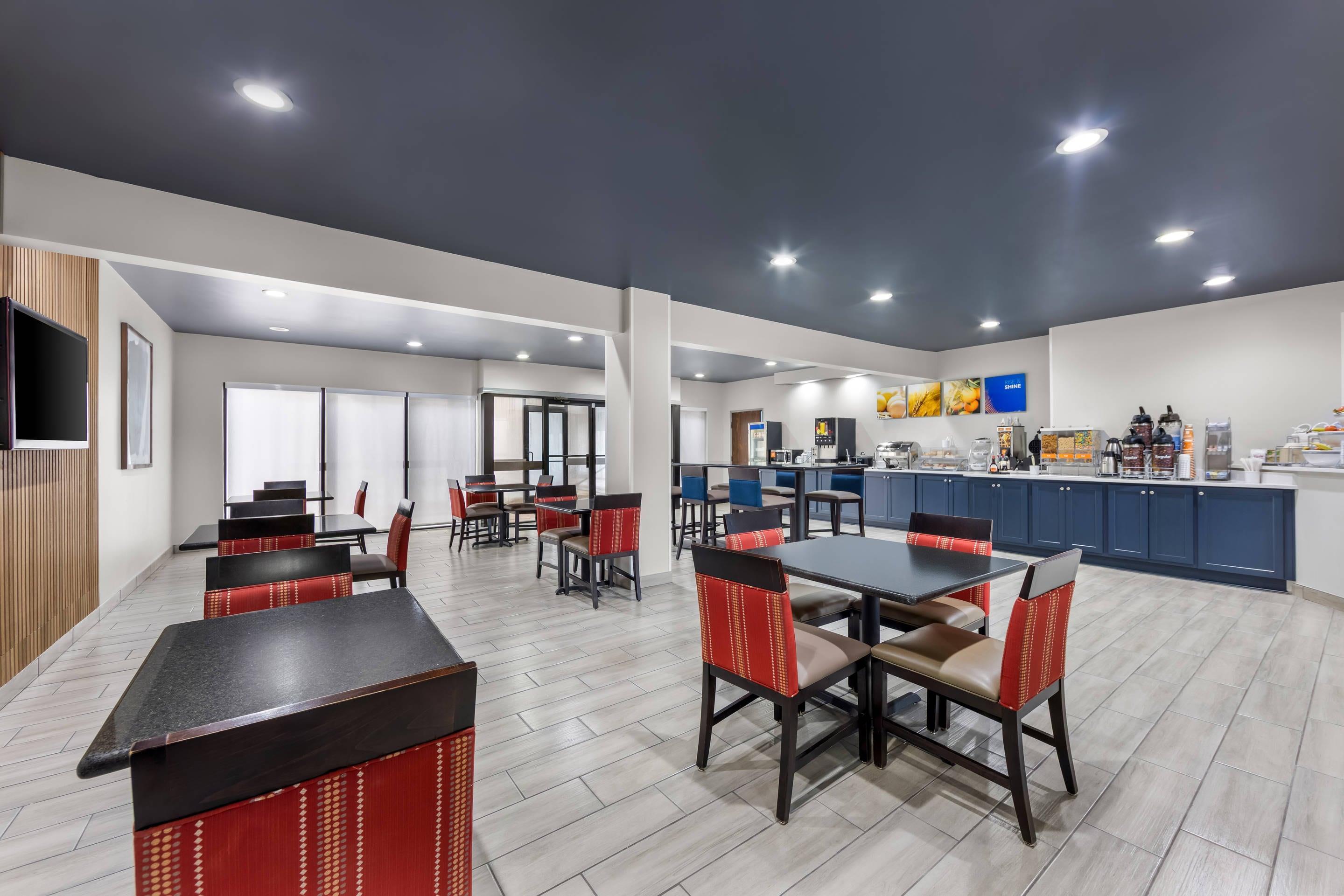 Breakfast area | Comfort Suites London