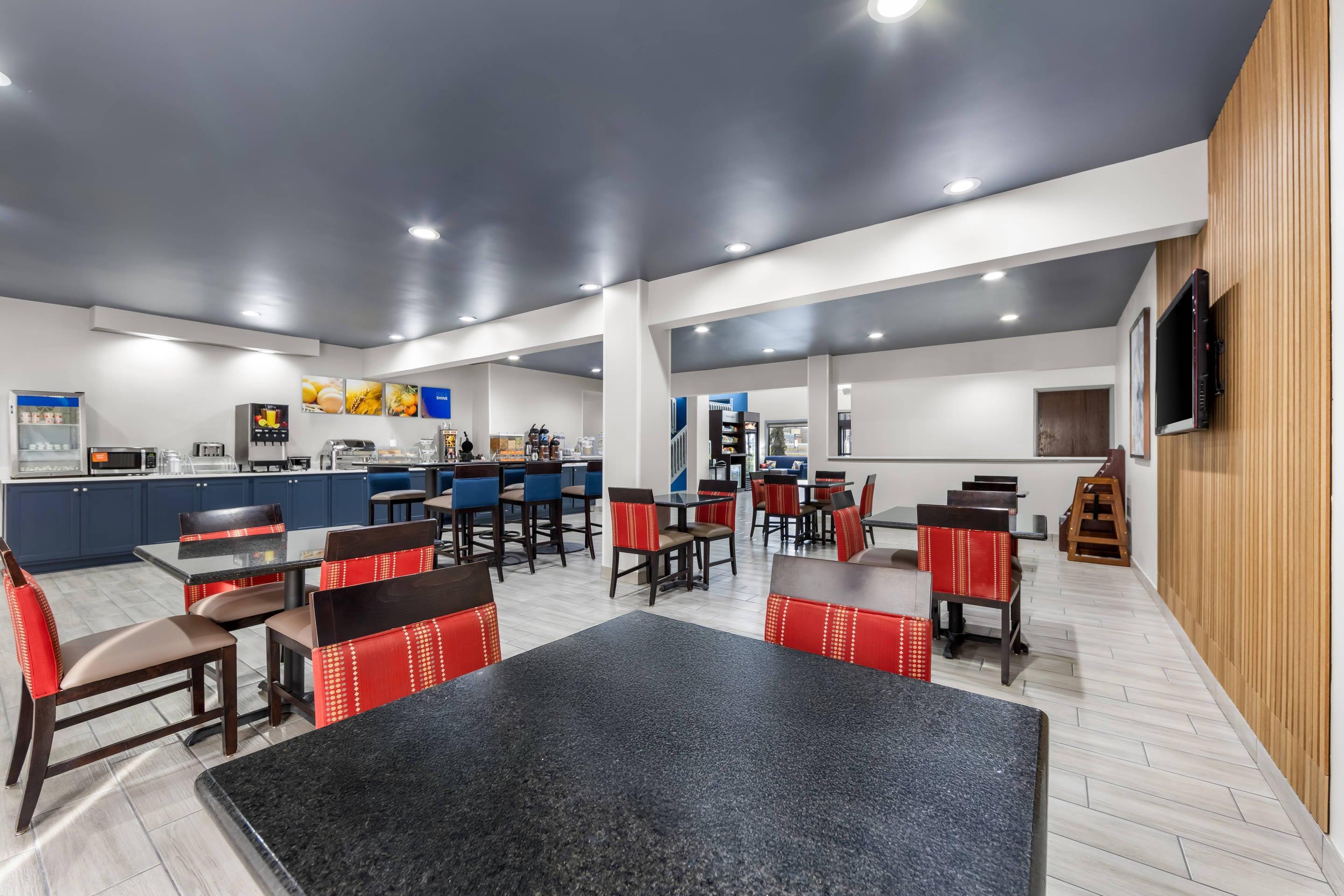 Breakfast area | Comfort Suites London