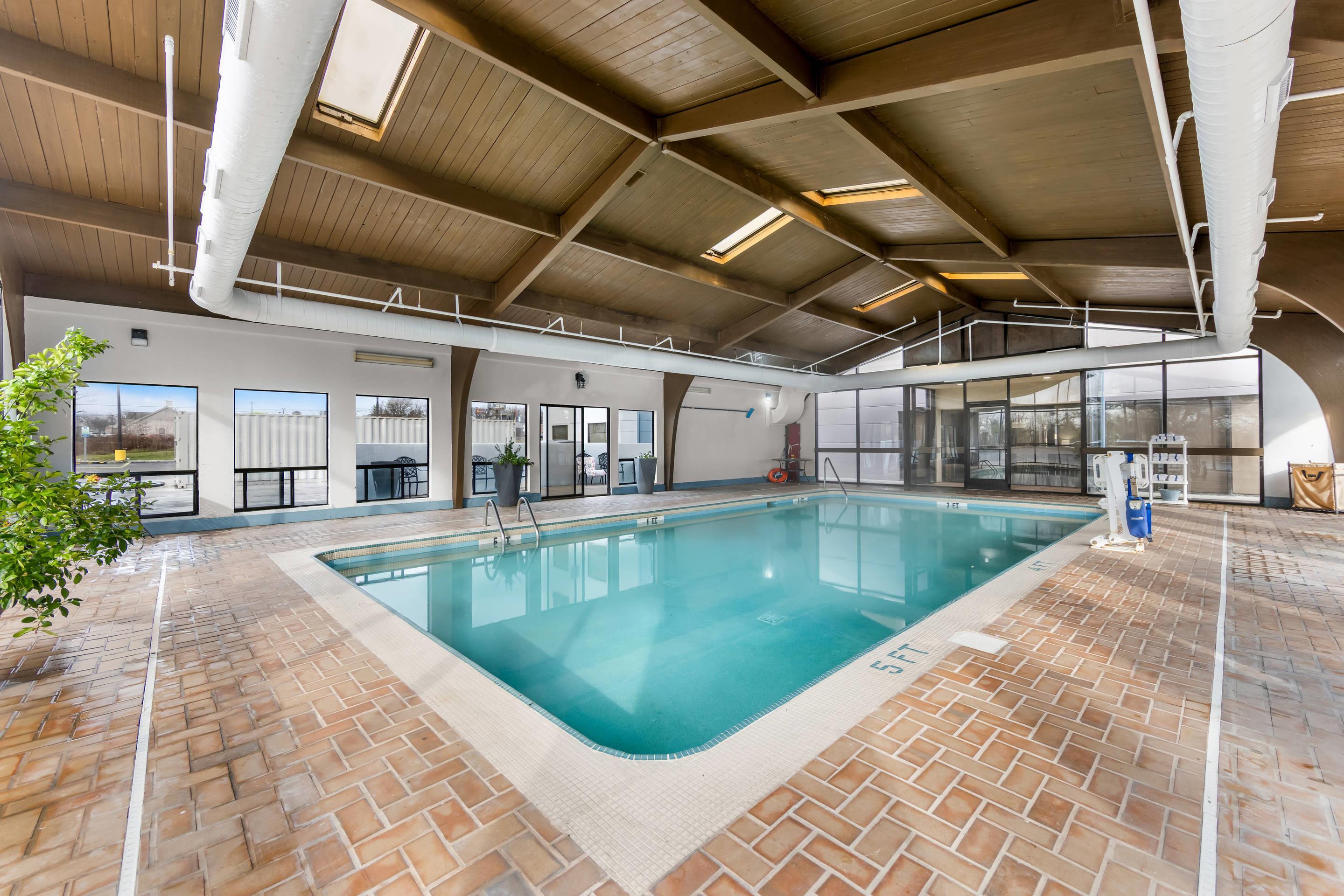 Indoor pool | Comfort Suites London