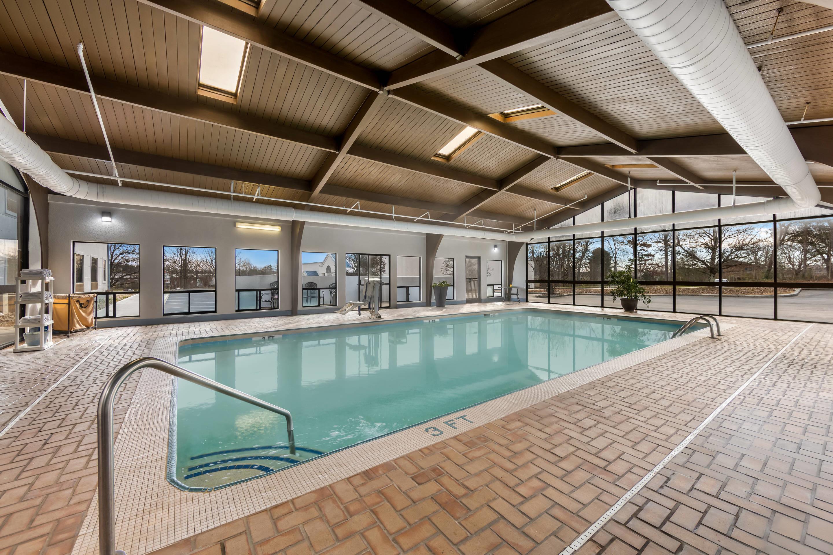 Indoor pool | Comfort Suites London
