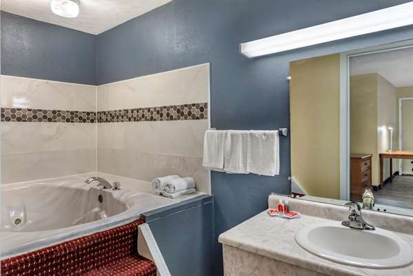 Suite - Econo Lodge Erlanger - I-71 & I-75, Exit 184