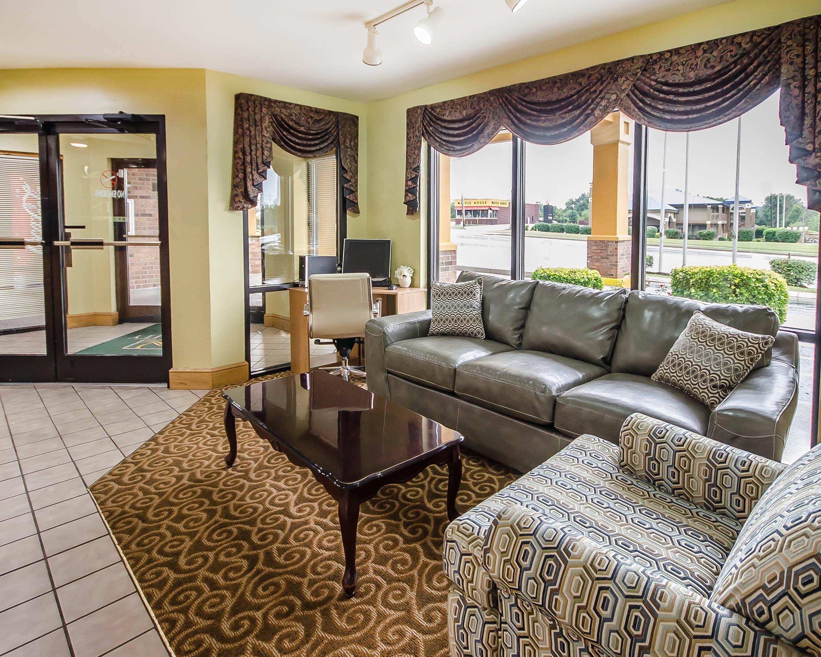 Lobby with sitting area | Quality Inn Franklin