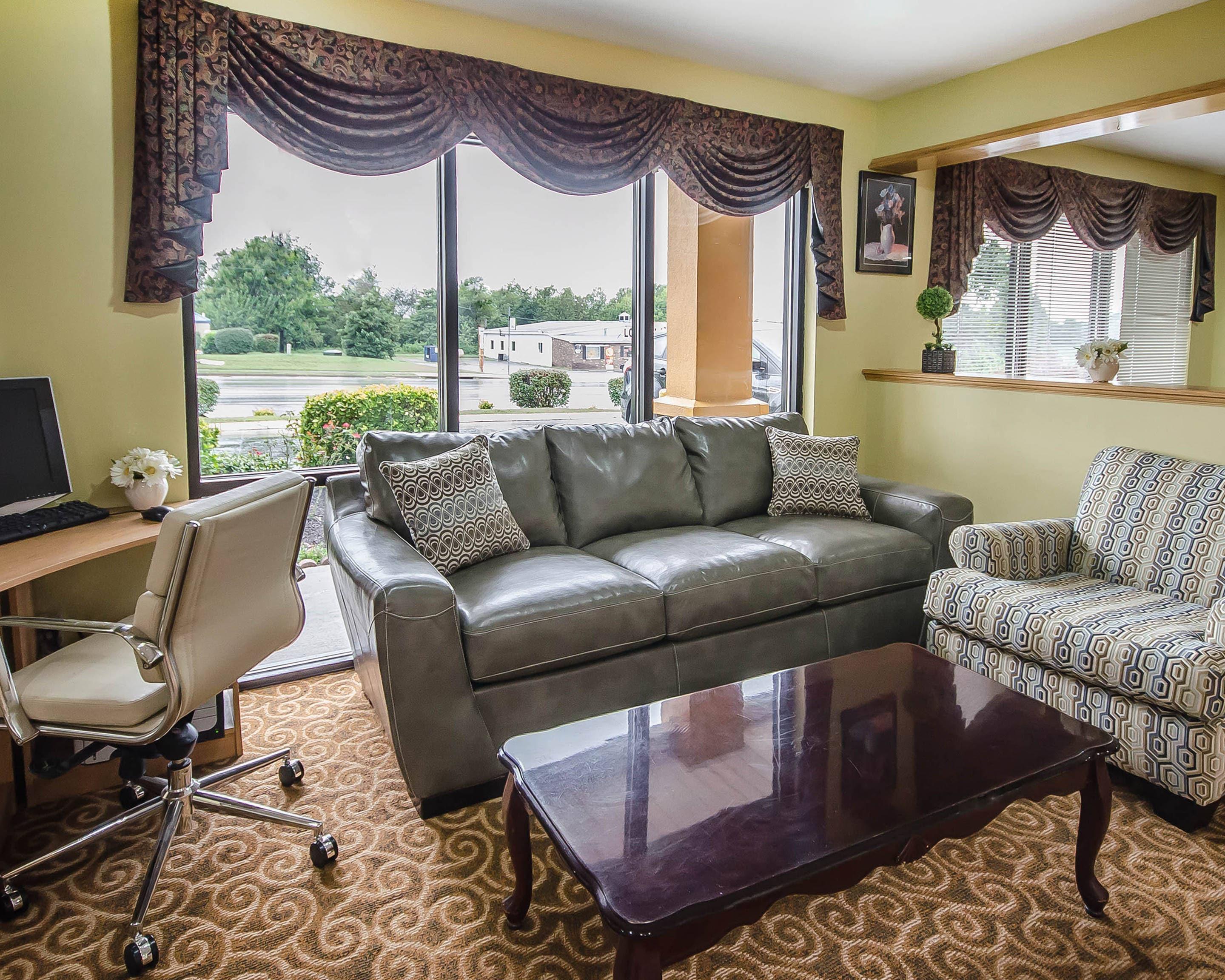 Hotel lobby | Quality Inn Franklin