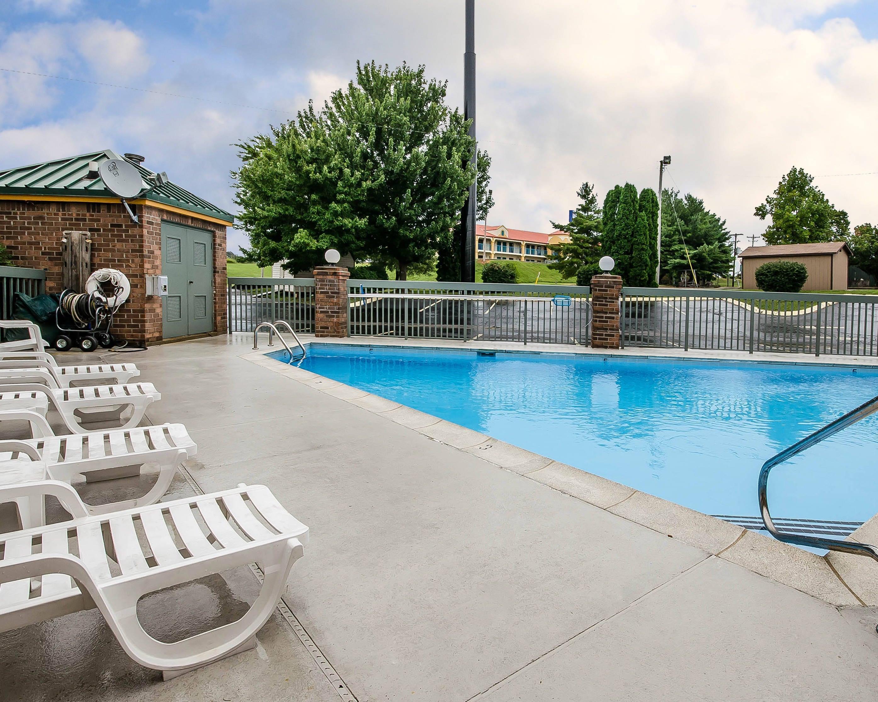 Outdoor pool | Quality Inn Franklin