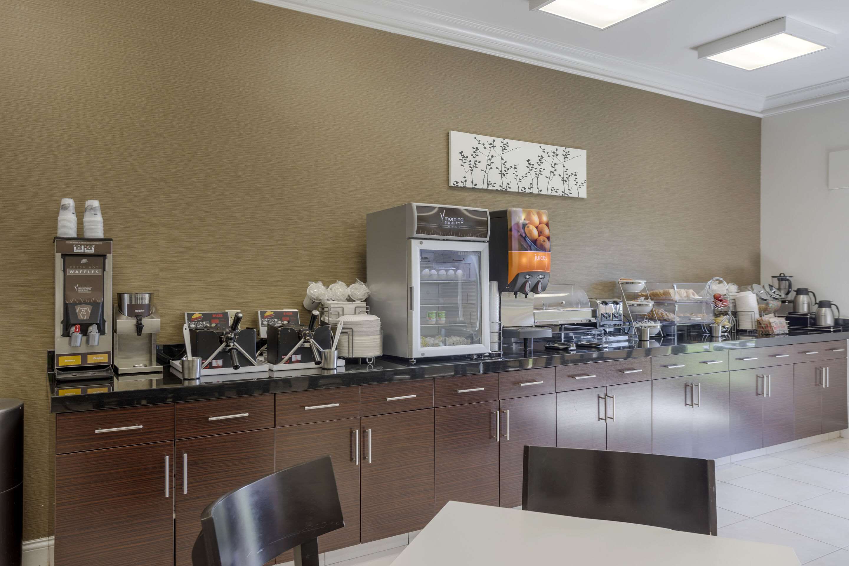 Breakfast area | Sleep Inn & Suites Tuscaloosa East