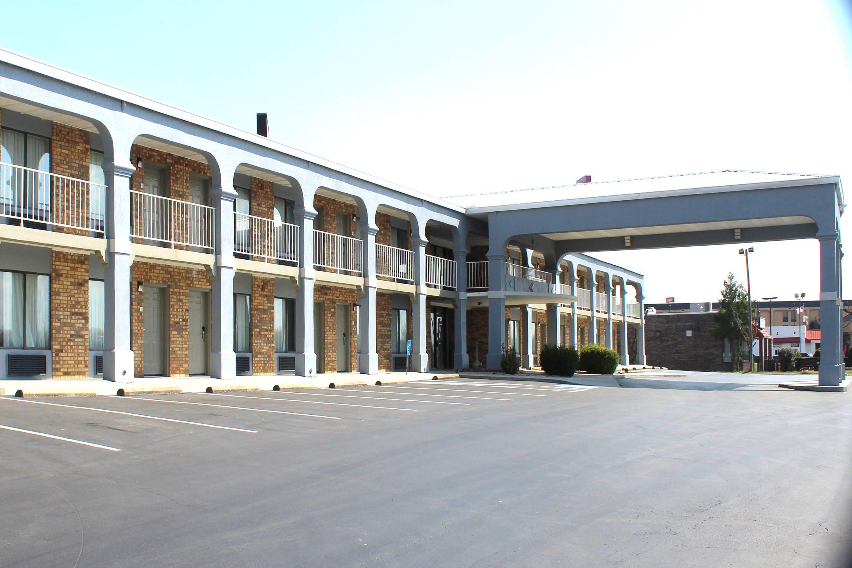 Hotel exterior | Econo Lodge