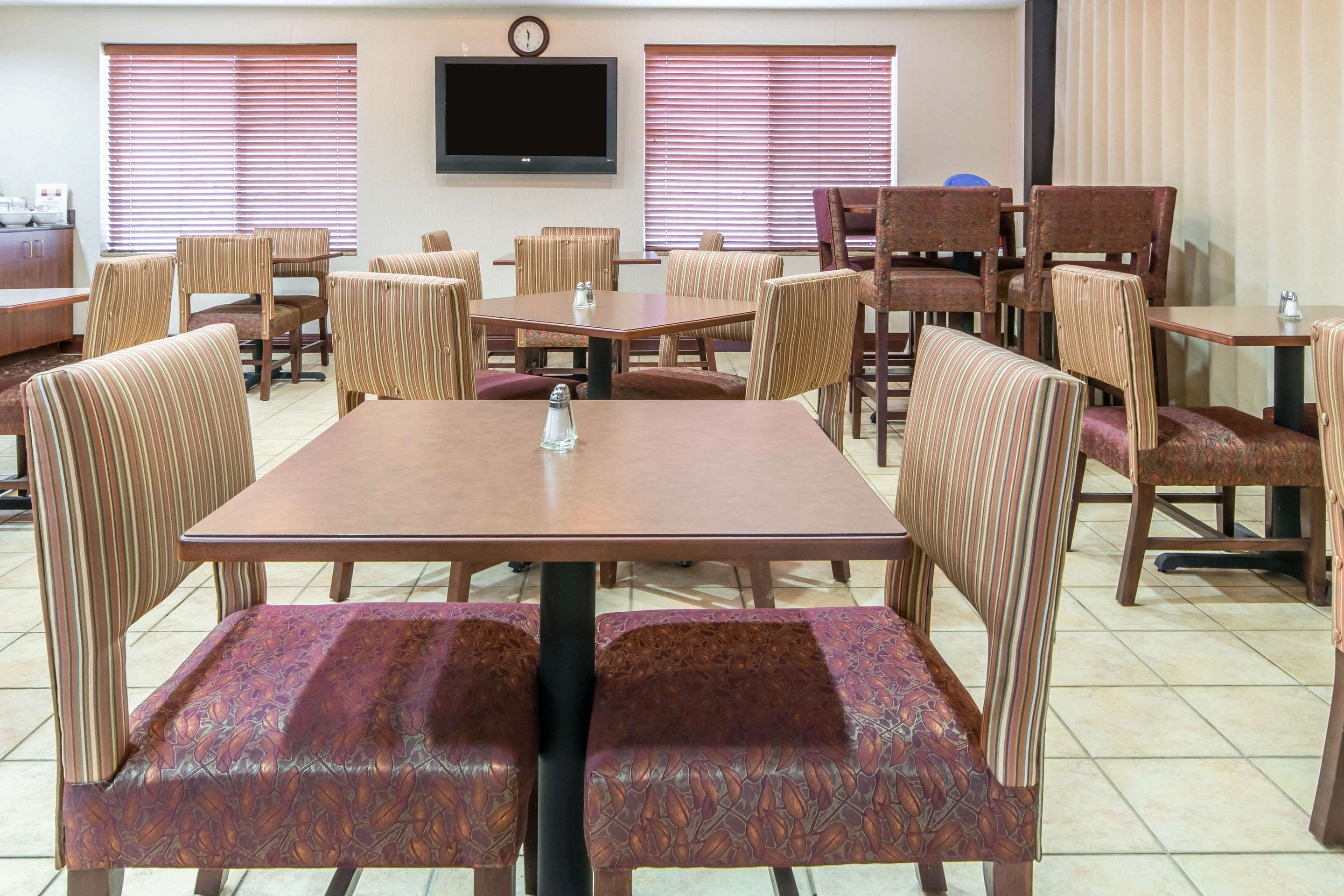 Breakfast area | Comfort Suites