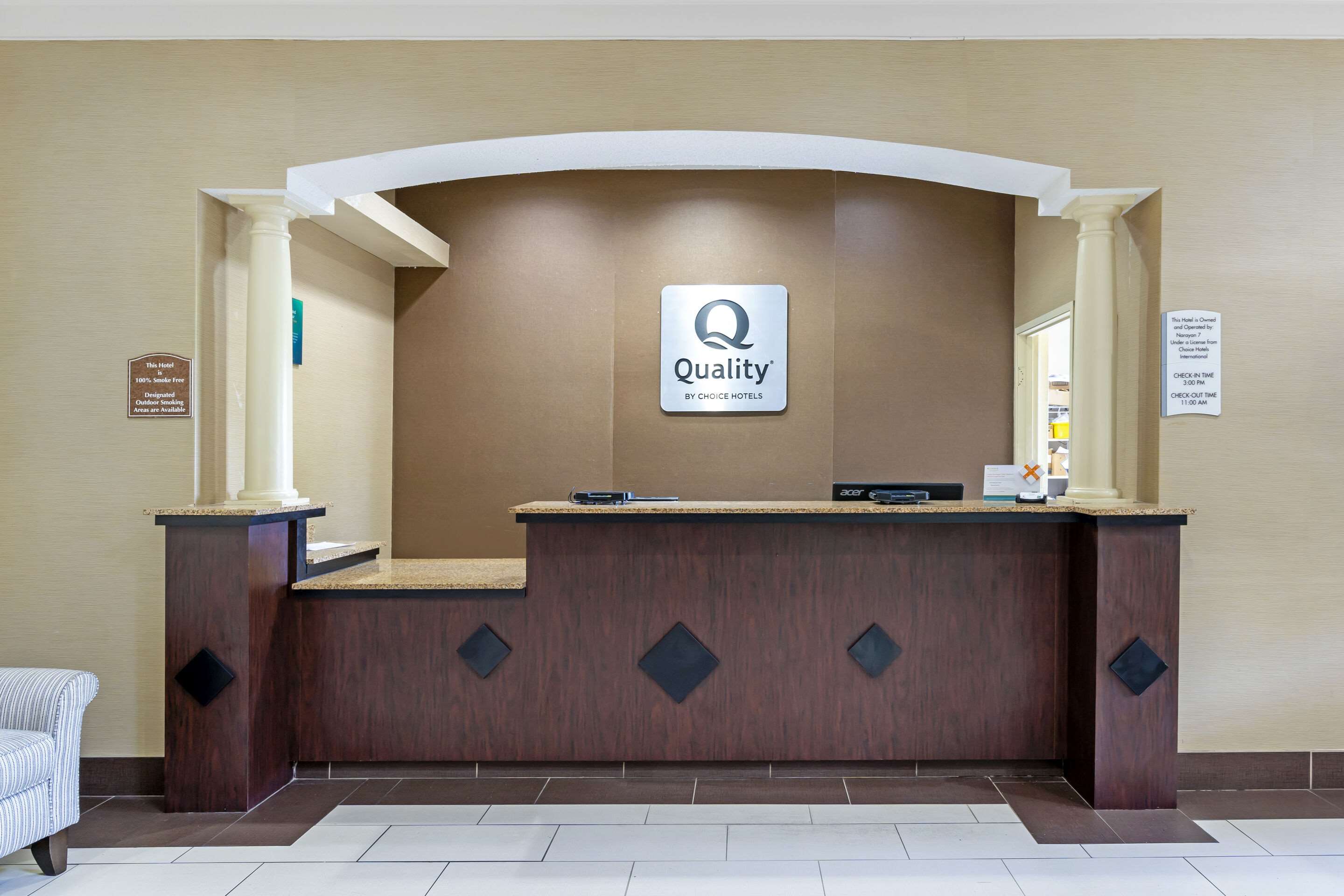 Front desk with friendly staff | Quality Suites La Grange