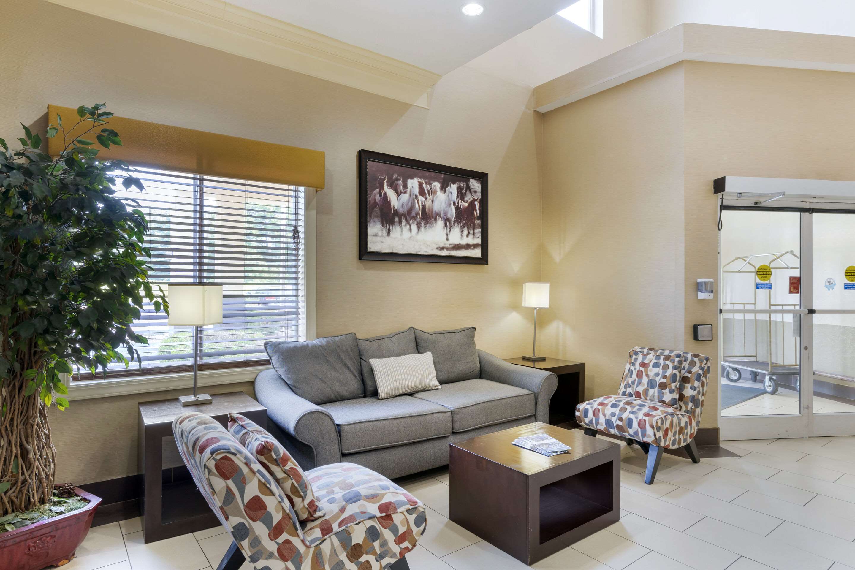 Lobby with sitting area | Quality Suites La Grange