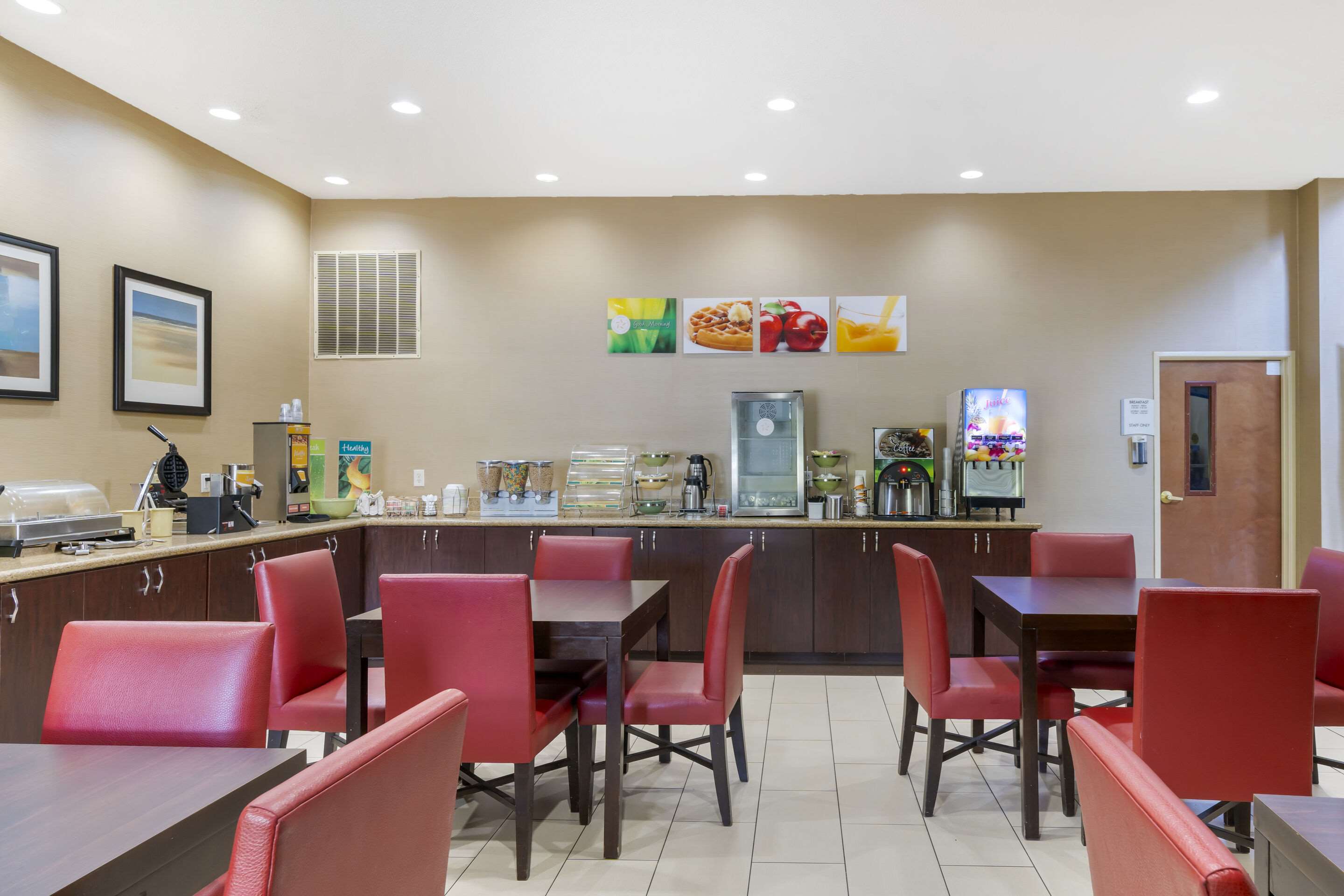 Breakfast area | Quality Suites La Grange