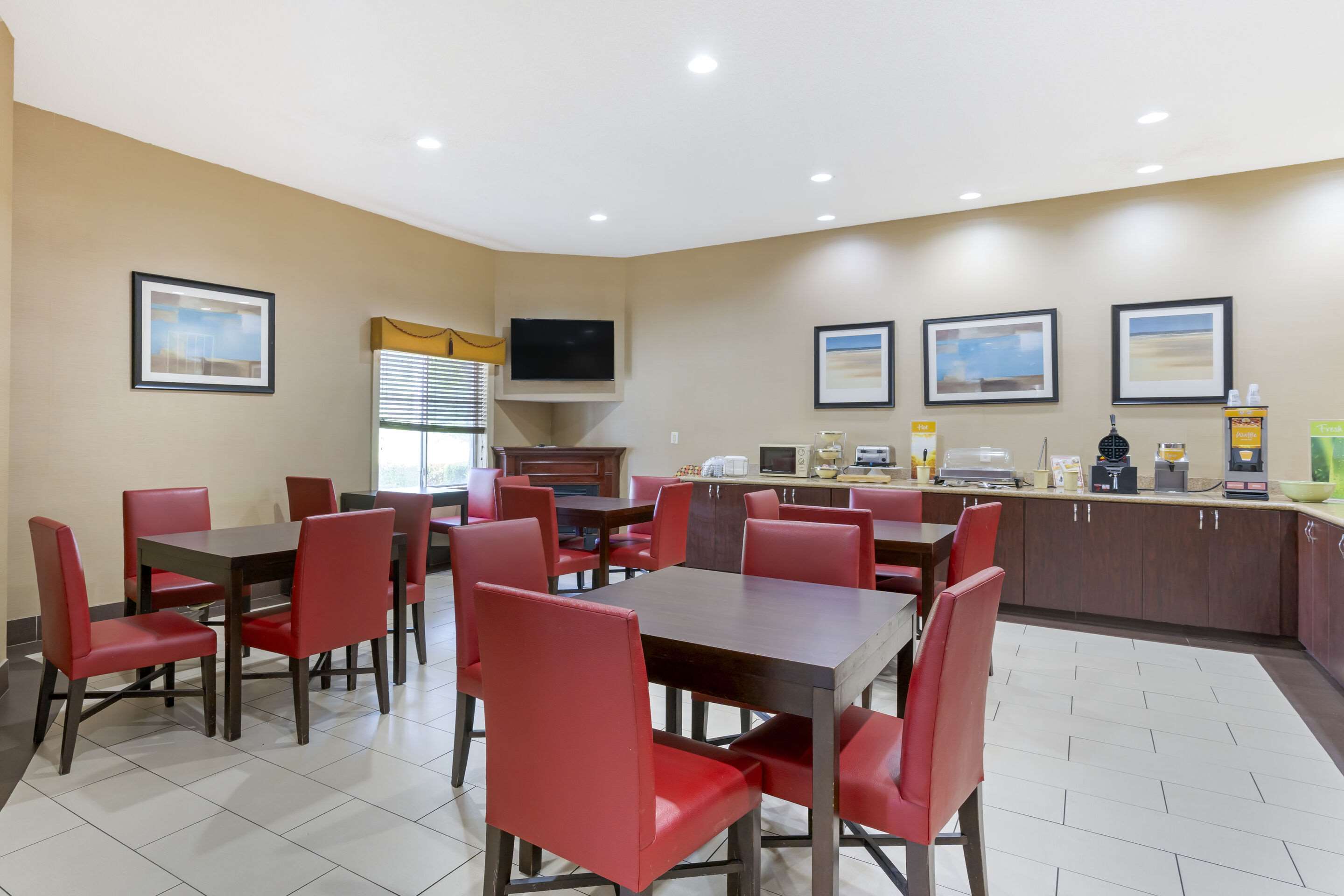 Enjoy breakfast in this seating area | Quality Suites La Grange