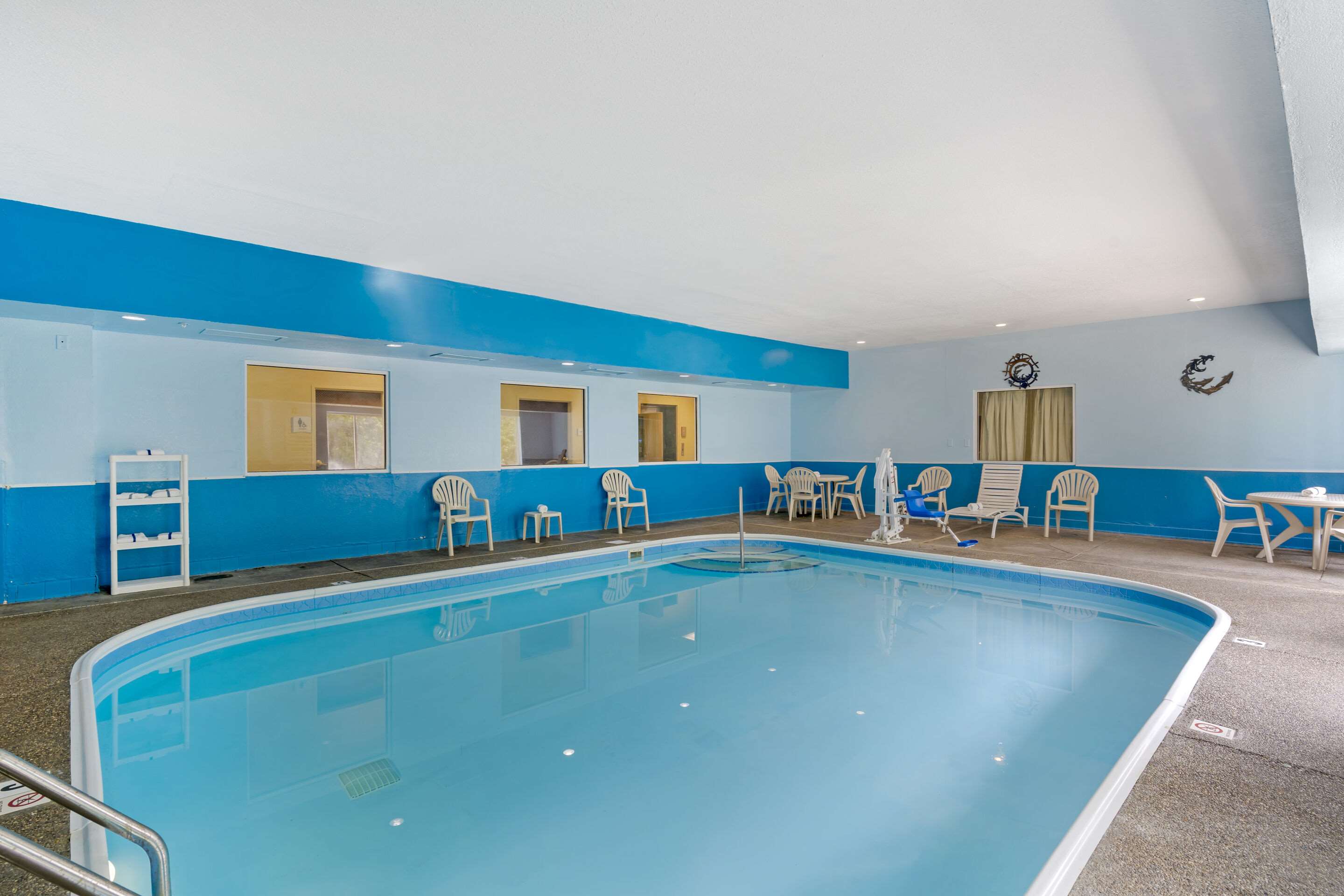 Indoor pool | Quality Suites La Grange