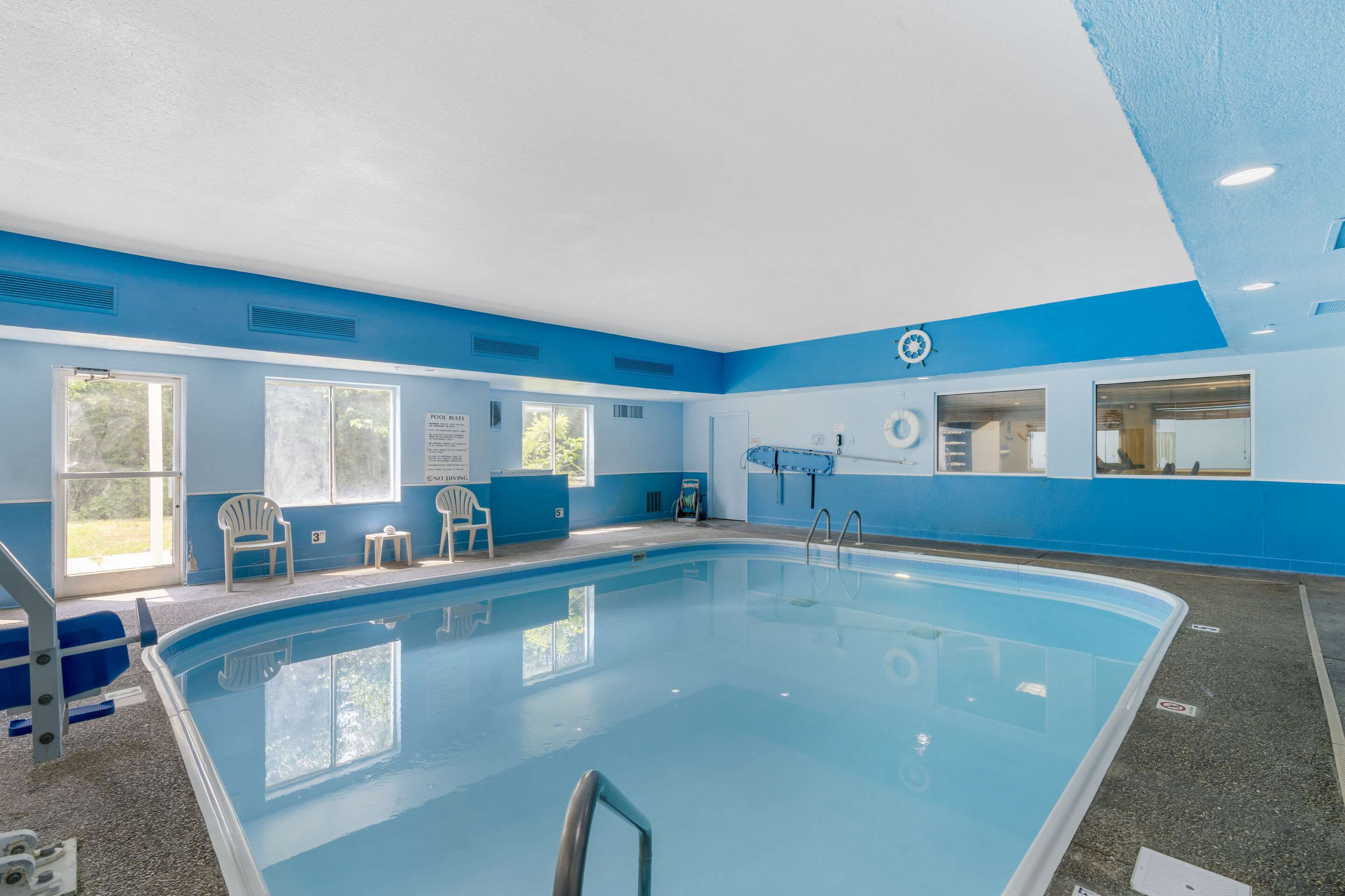 Indoor pool | Quality Suites La Grange