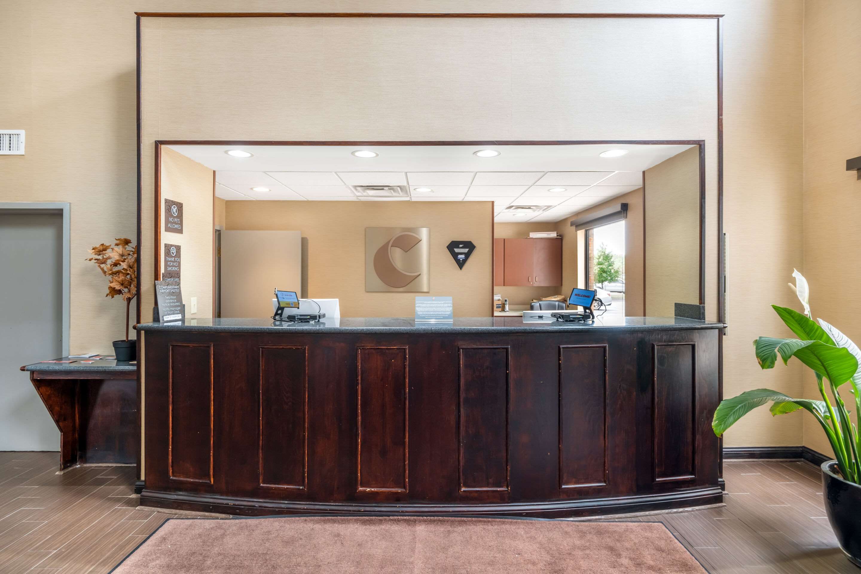 Front desk | Comfort Suites Louisville Airport