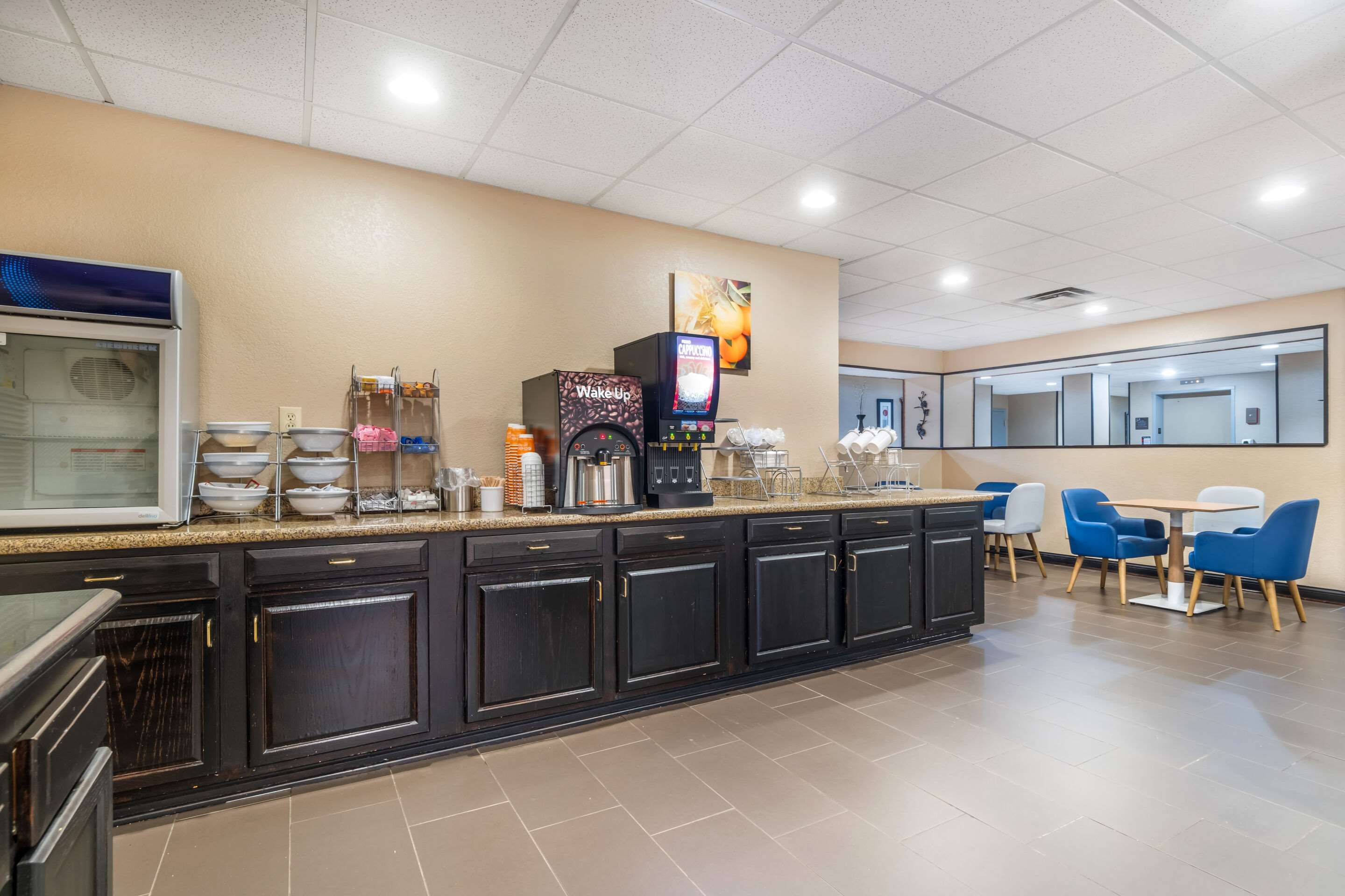 Breakfast area | Comfort Suites Louisville Airport