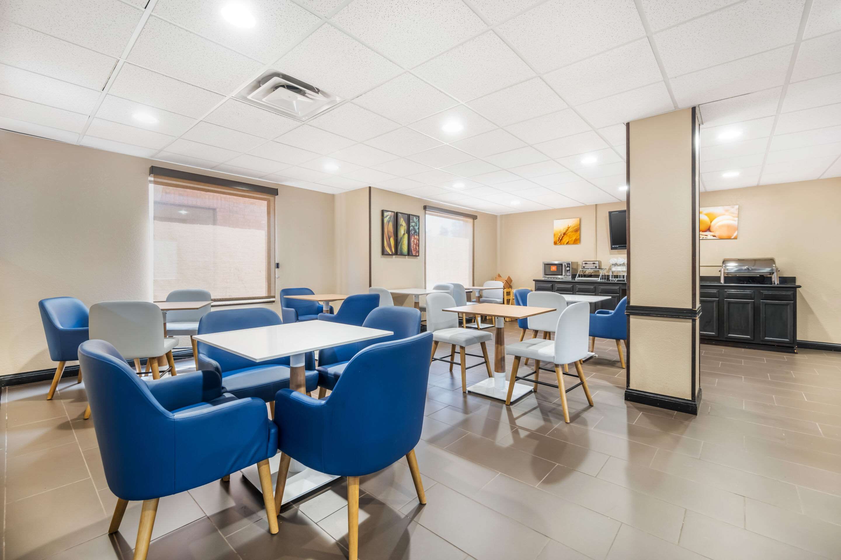 Breakfast area | Comfort Suites Louisville Airport