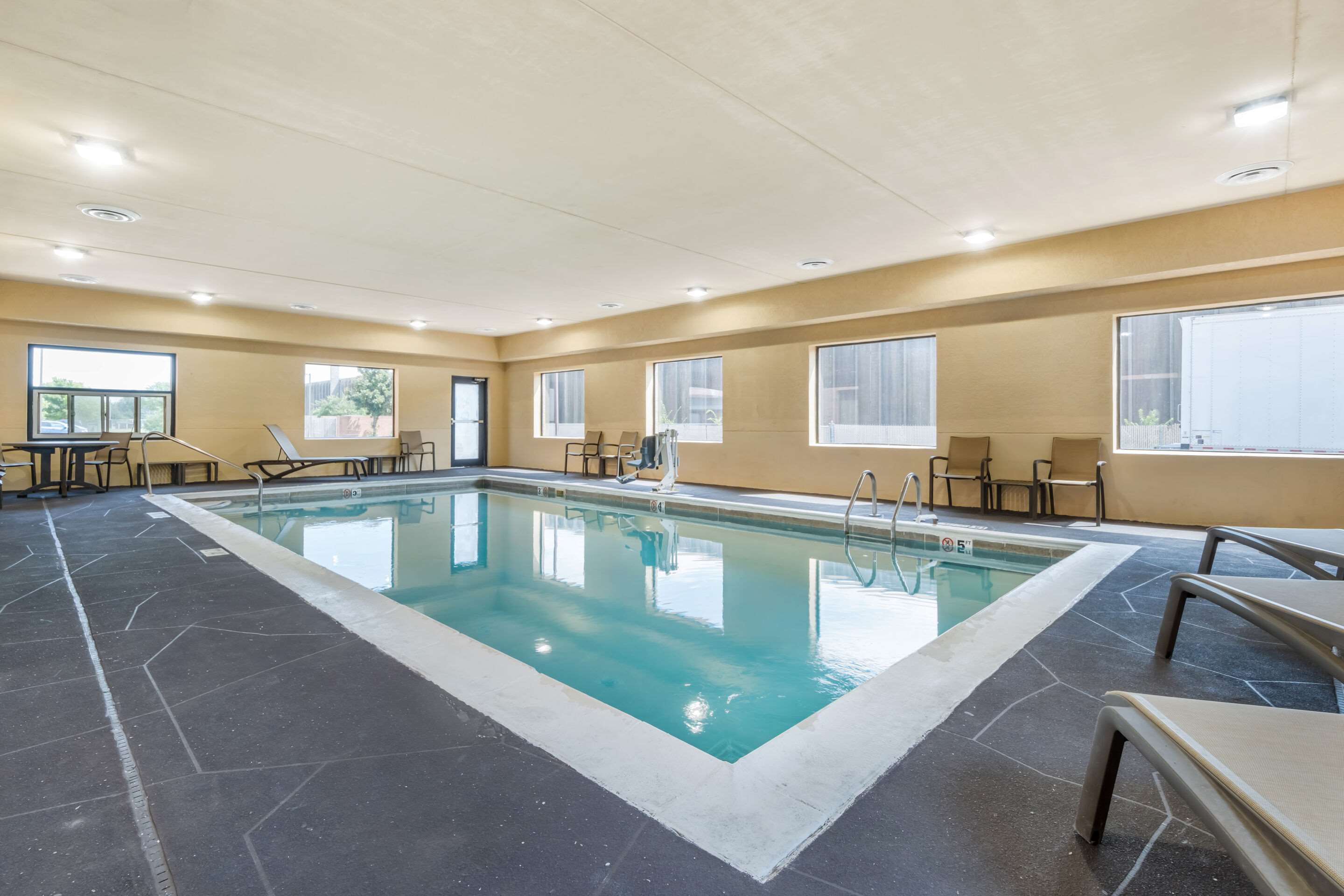 Indoor pool | Comfort Suites Louisville Airport