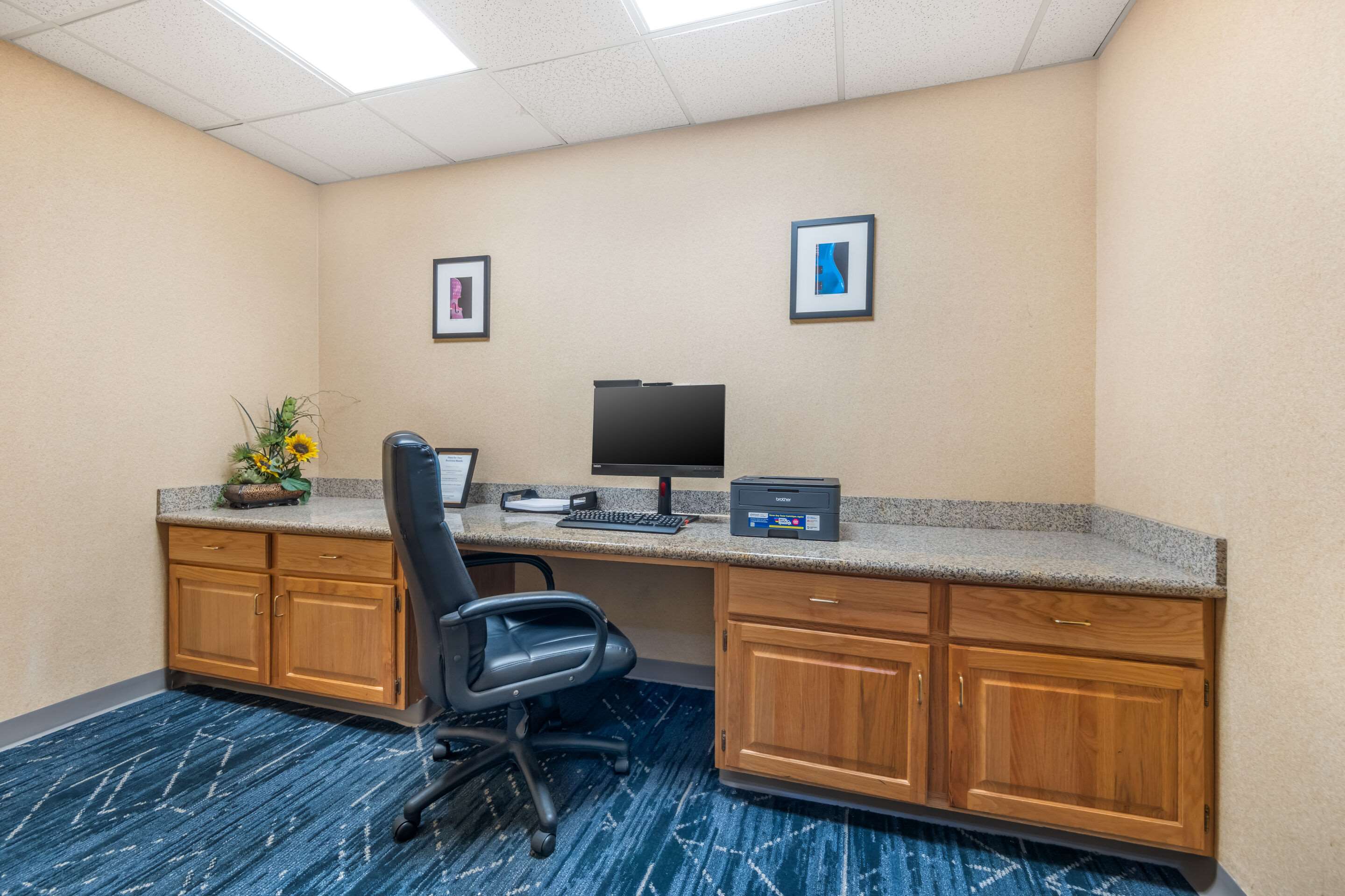 Computer in the lobby | Comfort Suites Louisville Airport