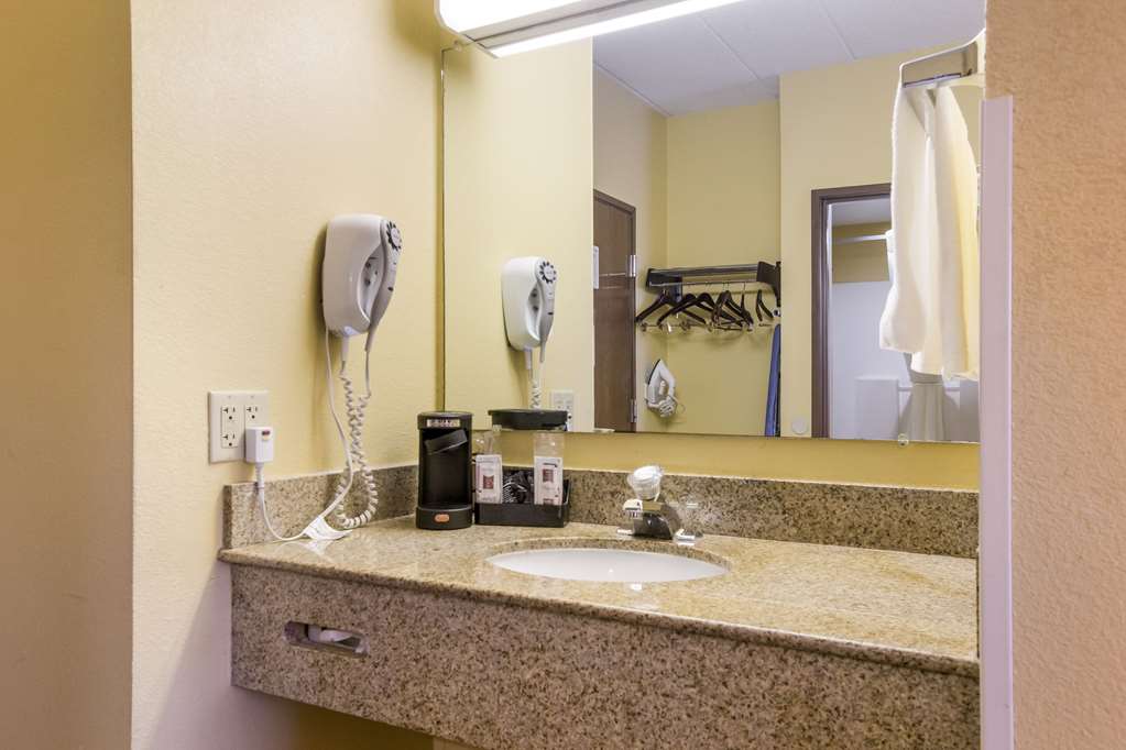 QUALITY INN AND SUITES CVG AIRPORT-guestroom-Guest Room,Bathroom,On-Site.jpg