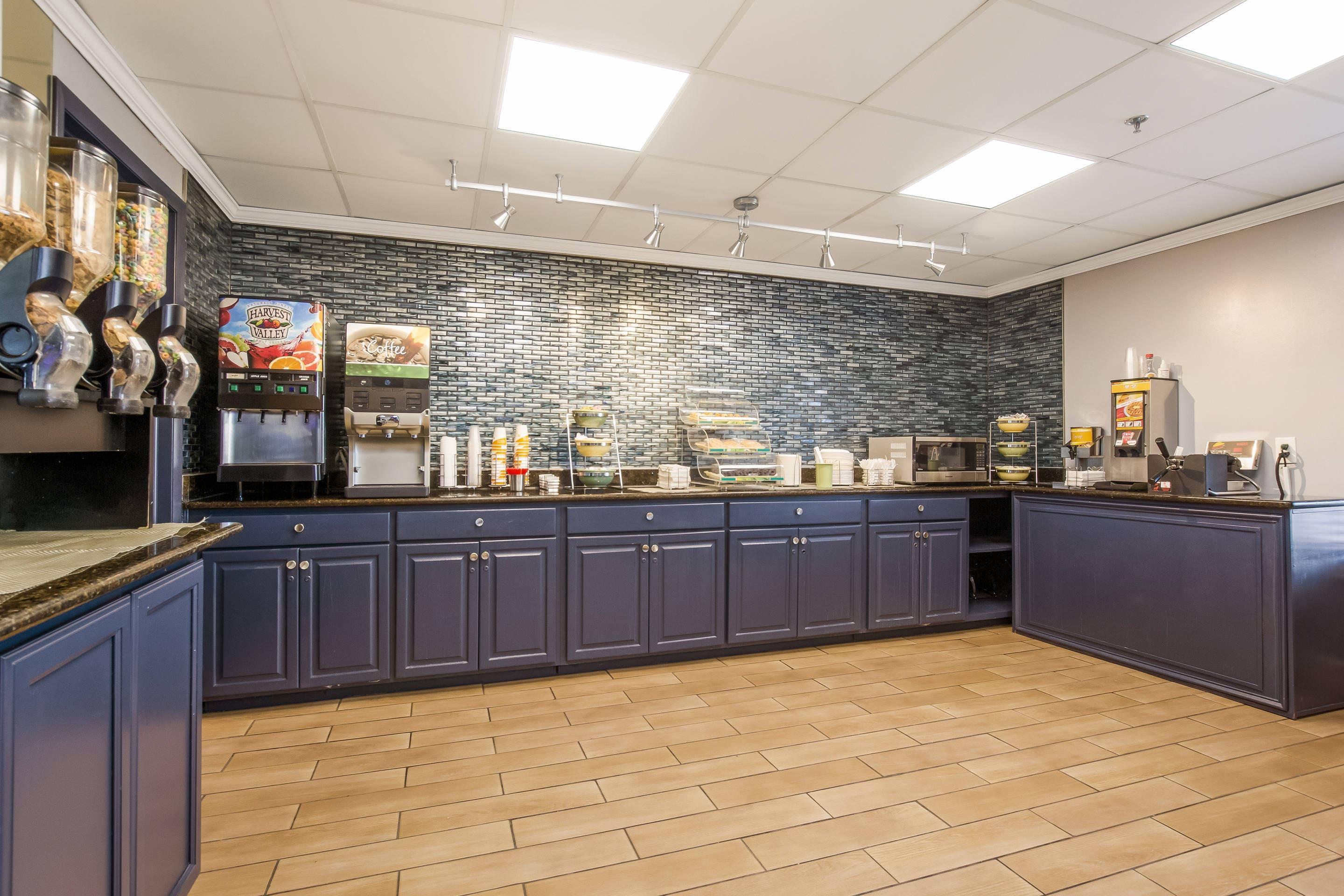 Breakfast area | Quality Inn & Suites CVG Airport