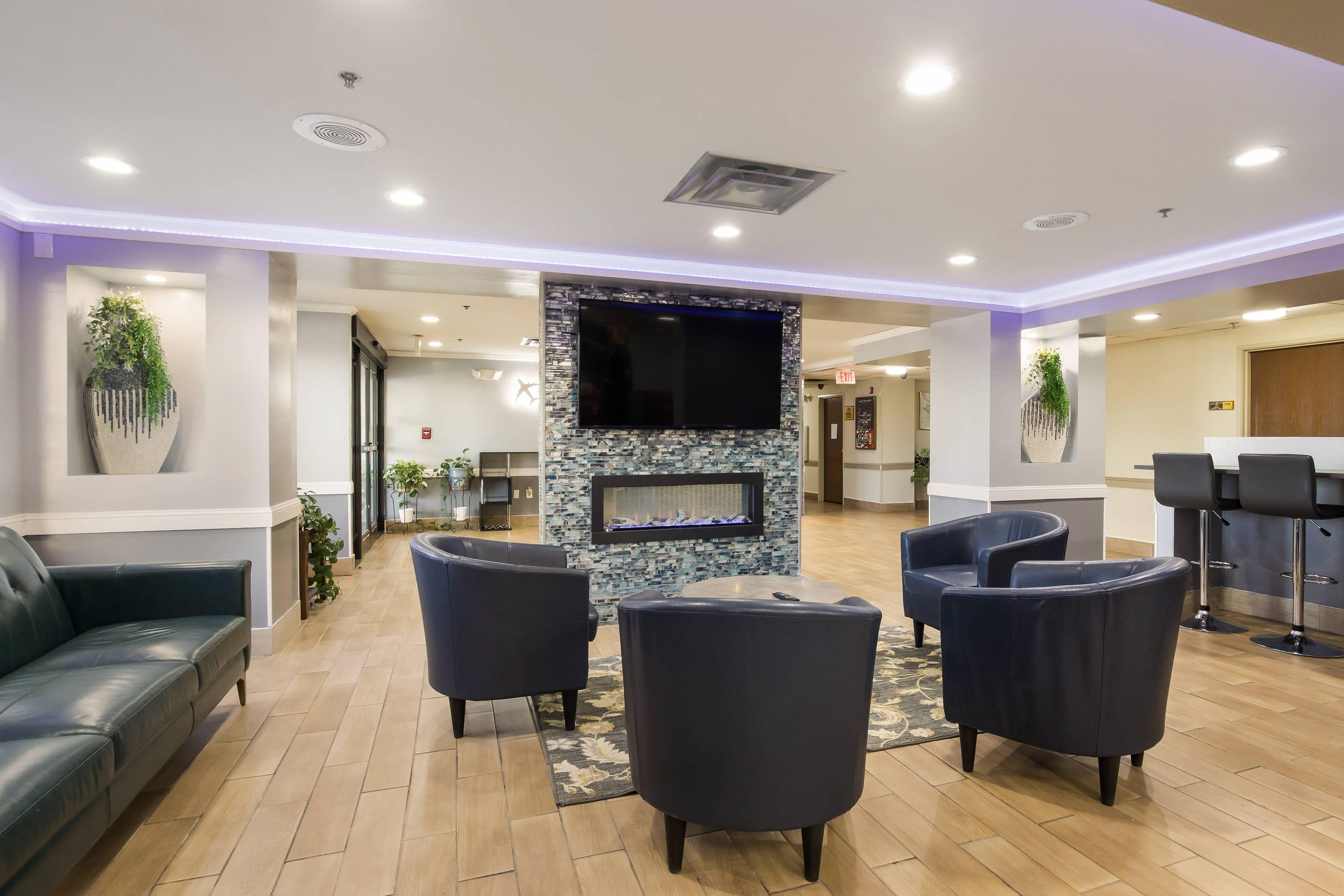 Lobby with sitting area | Quality Inn & Suites CVG Airport
