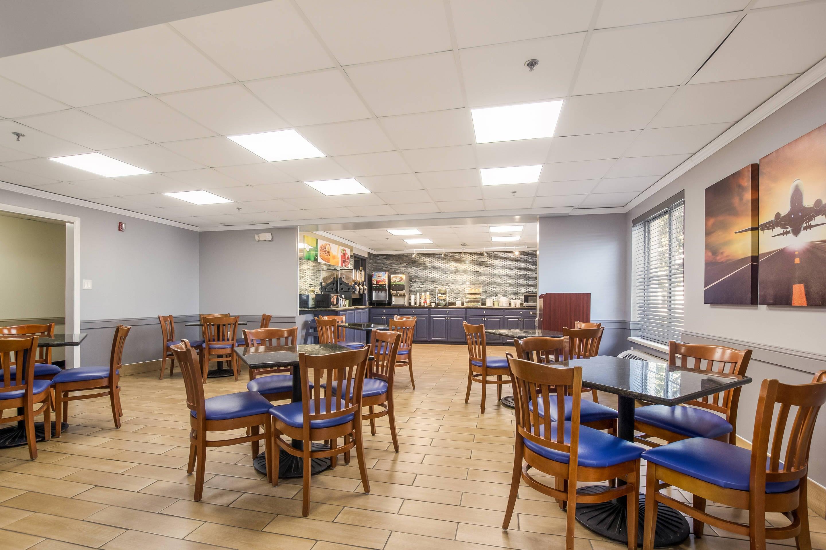 Breakfast area | Quality Inn & Suites CVG Airport