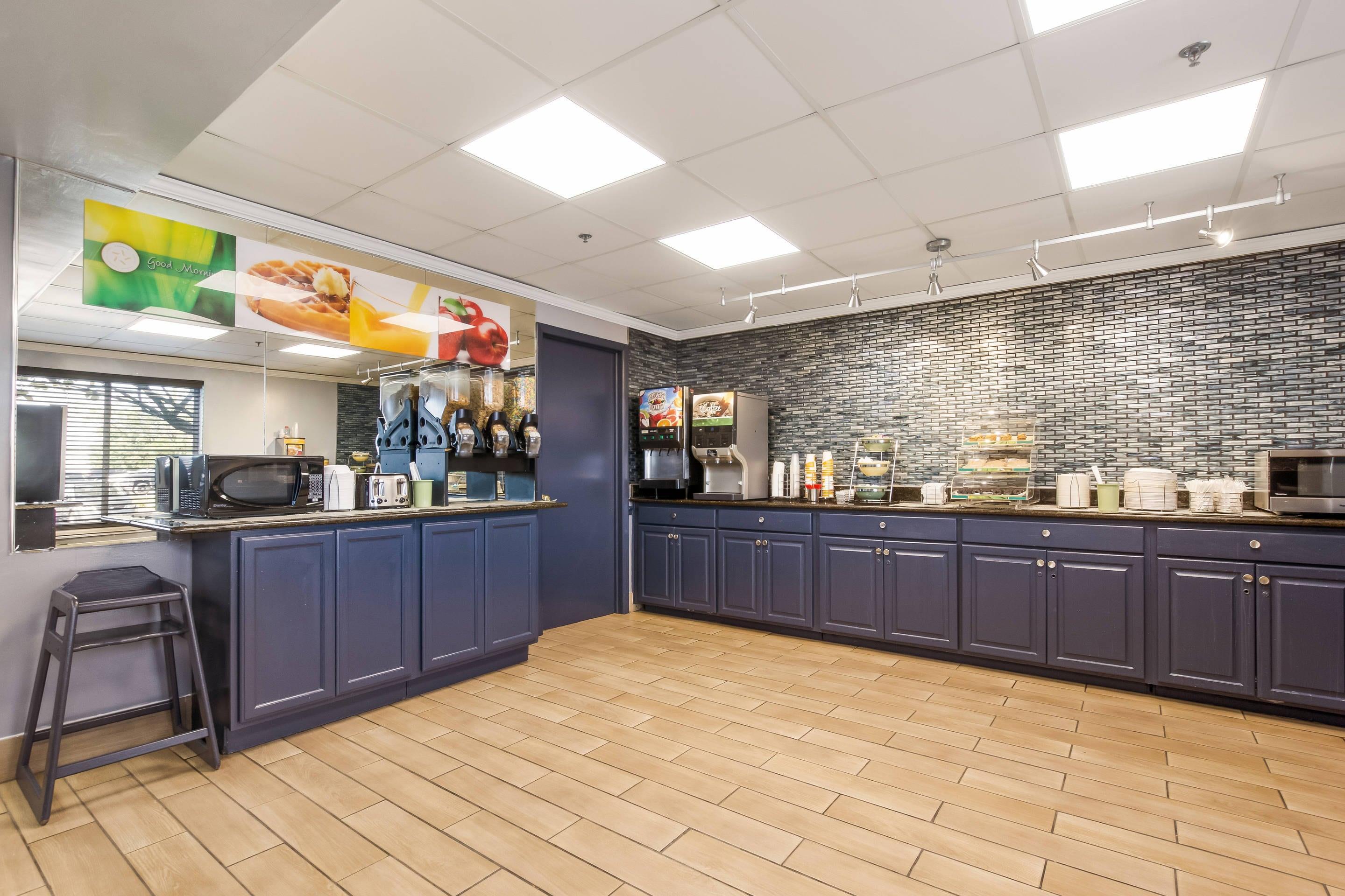 Breakfast area | Quality Inn & Suites CVG Airport