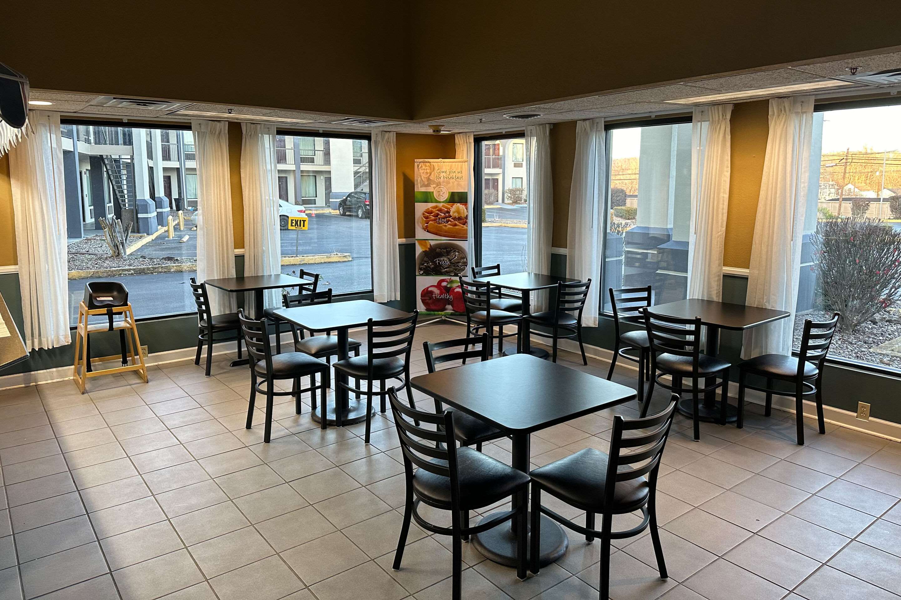 Enjoy breakfast in this seating area | Quality Inn Ashland