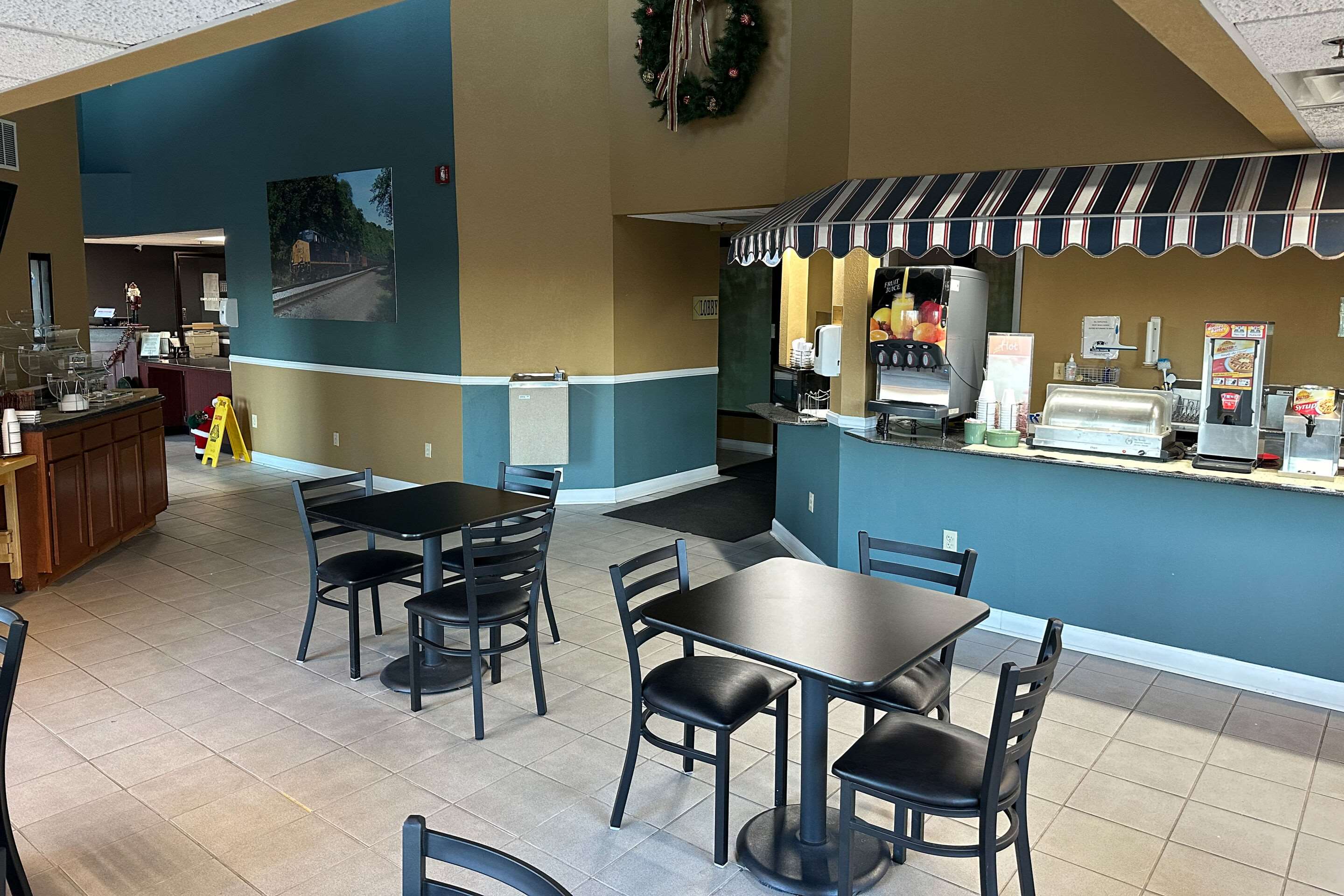 Enjoy breakfast in this seating area | Quality Inn Ashland