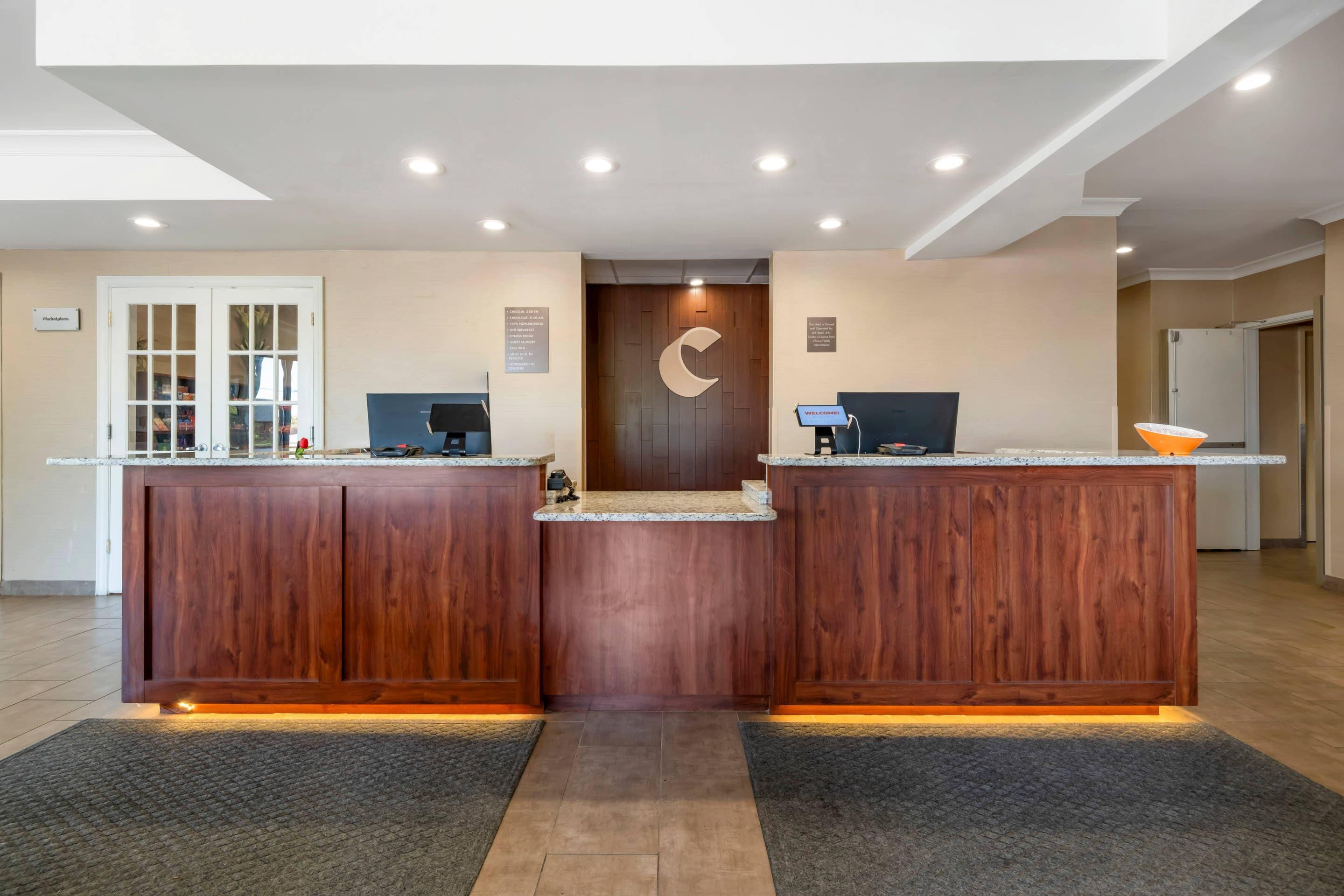 Front desk | Comfort Suites