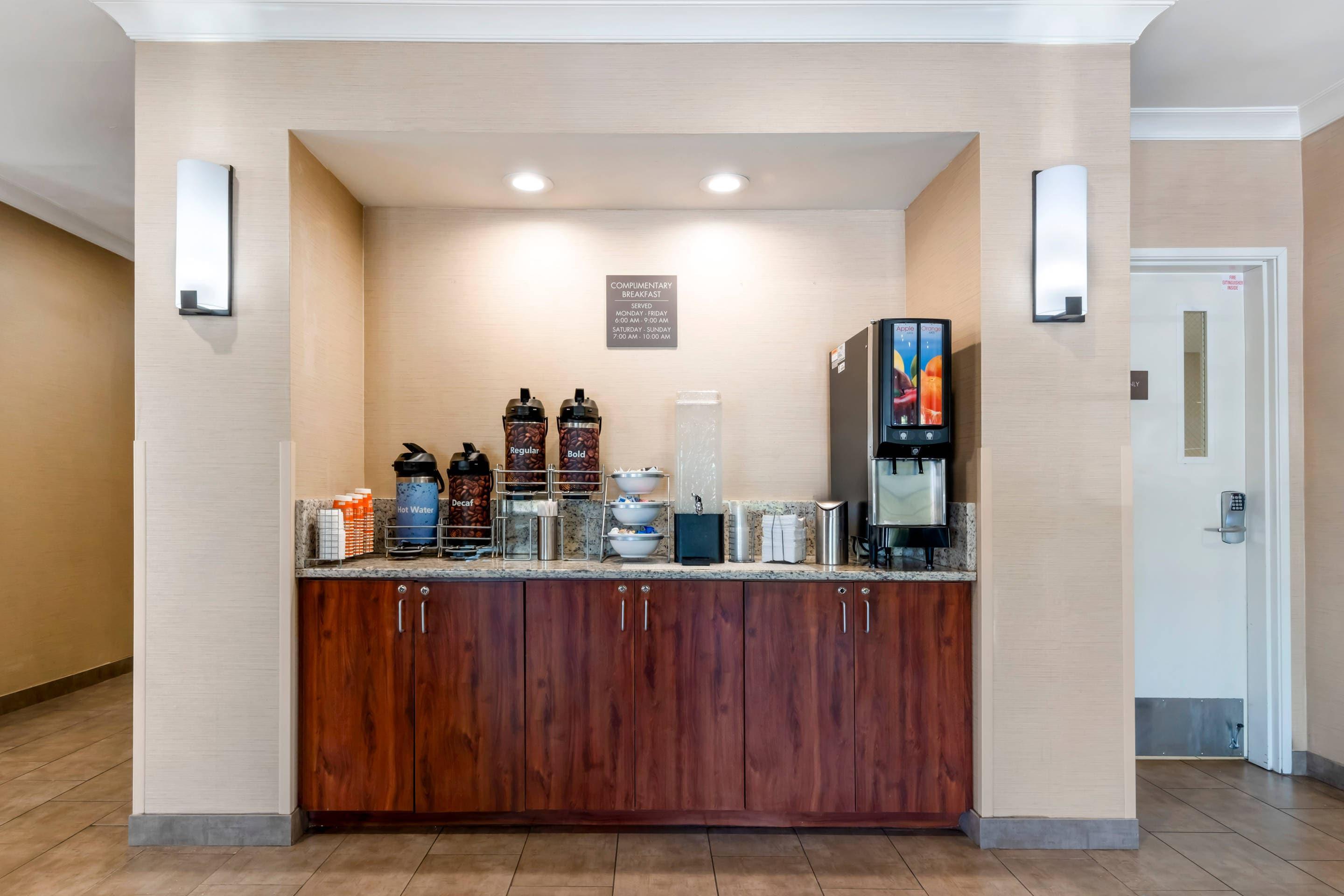 Breakfast counter | Comfort Suites