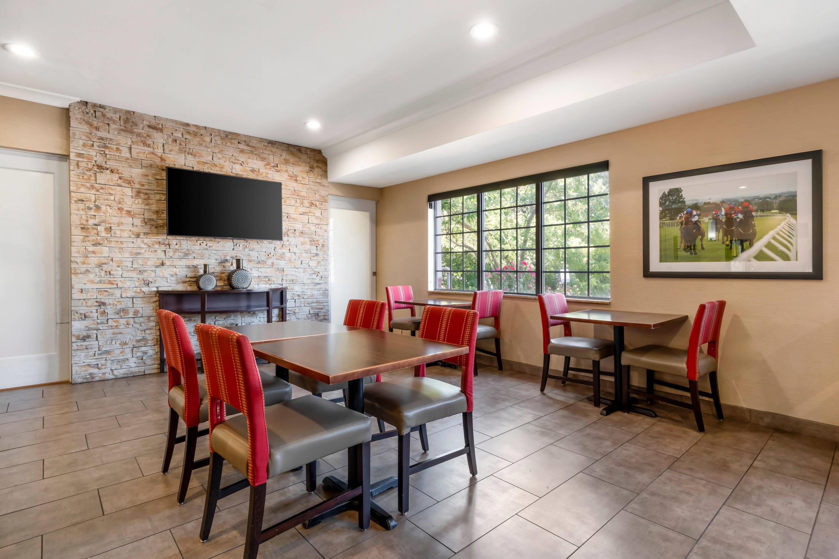 Breakfast area | Comfort Suites