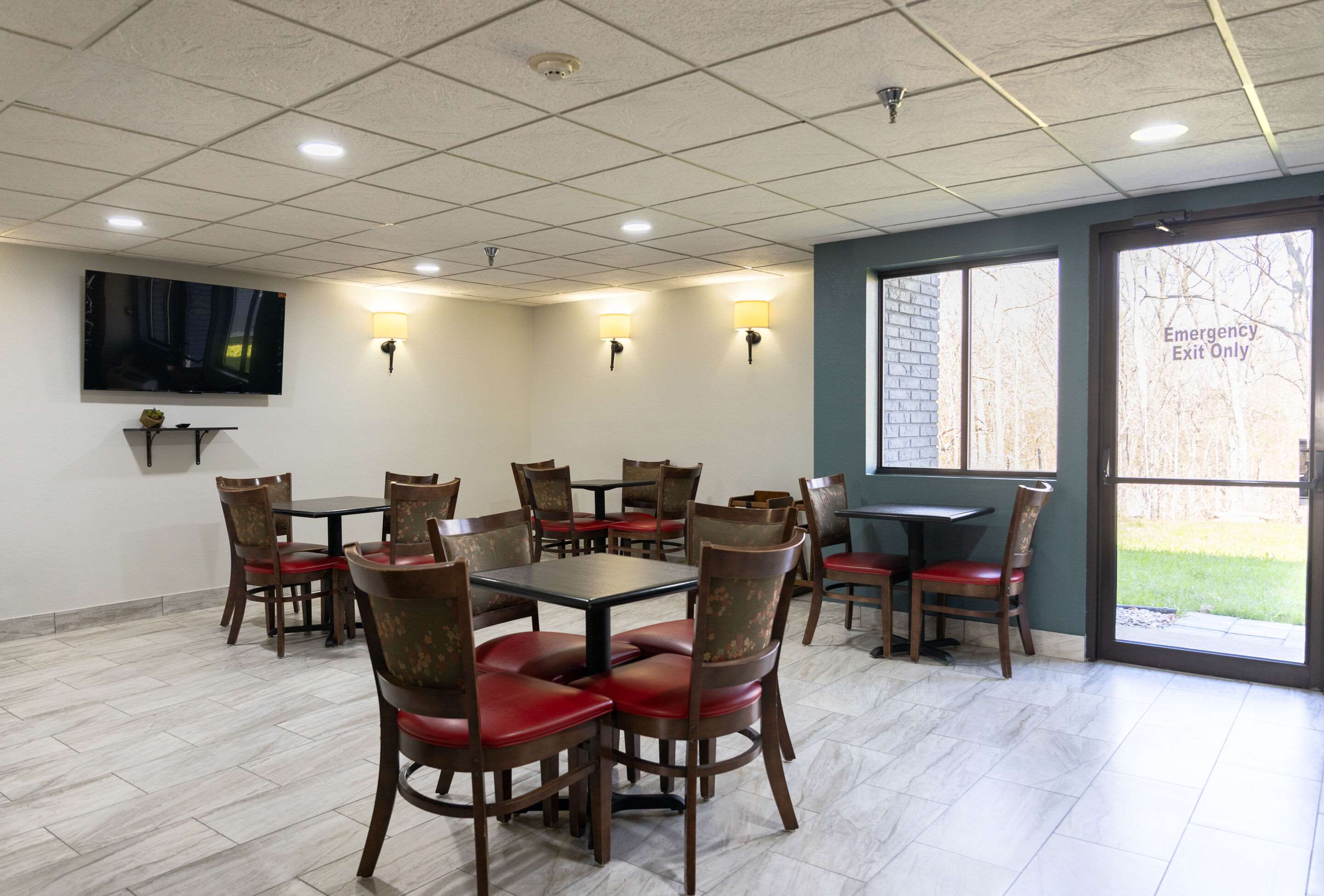 Enjoy breakfast in this seating area | Quality Inn