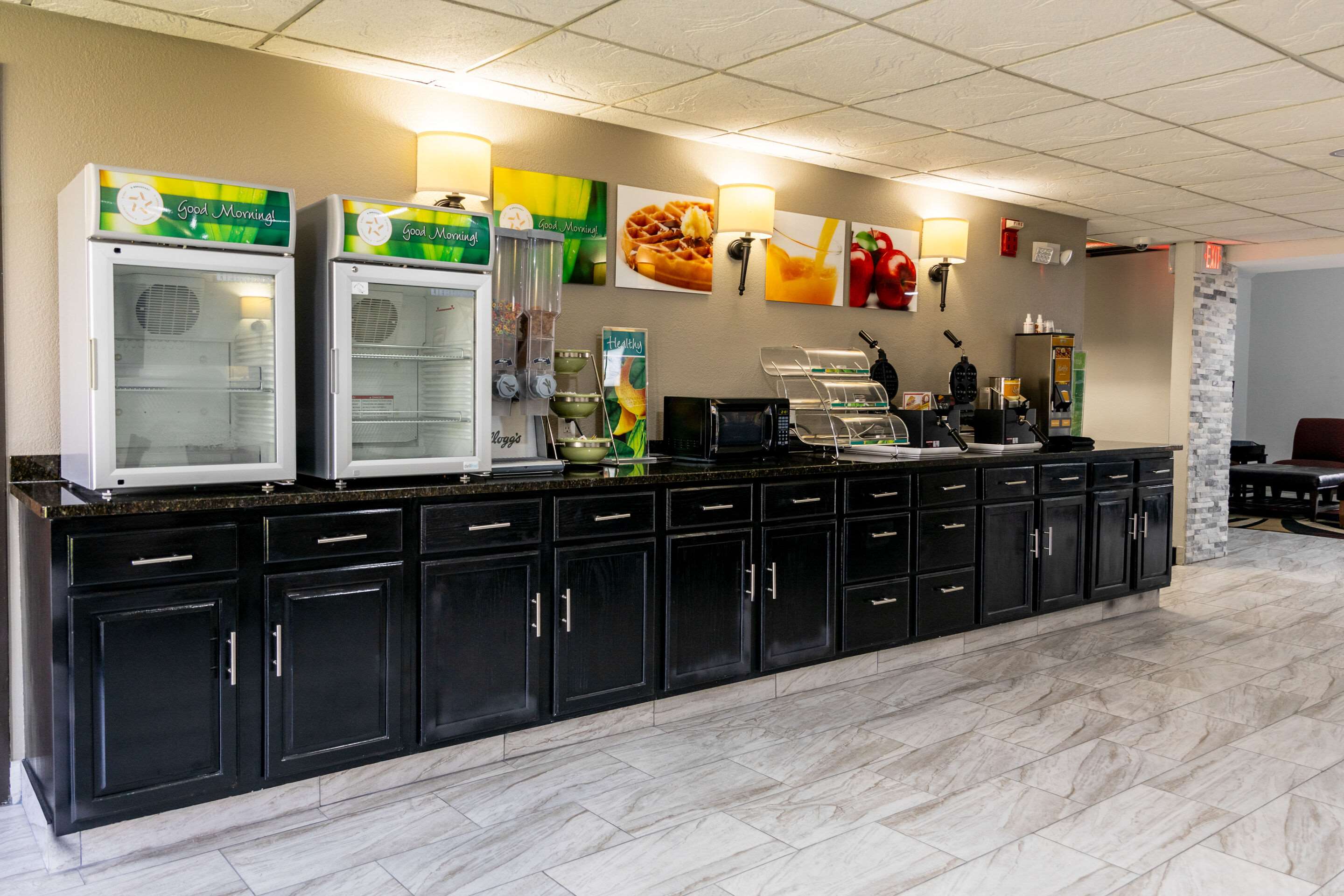 Breakfast area | Quality Inn