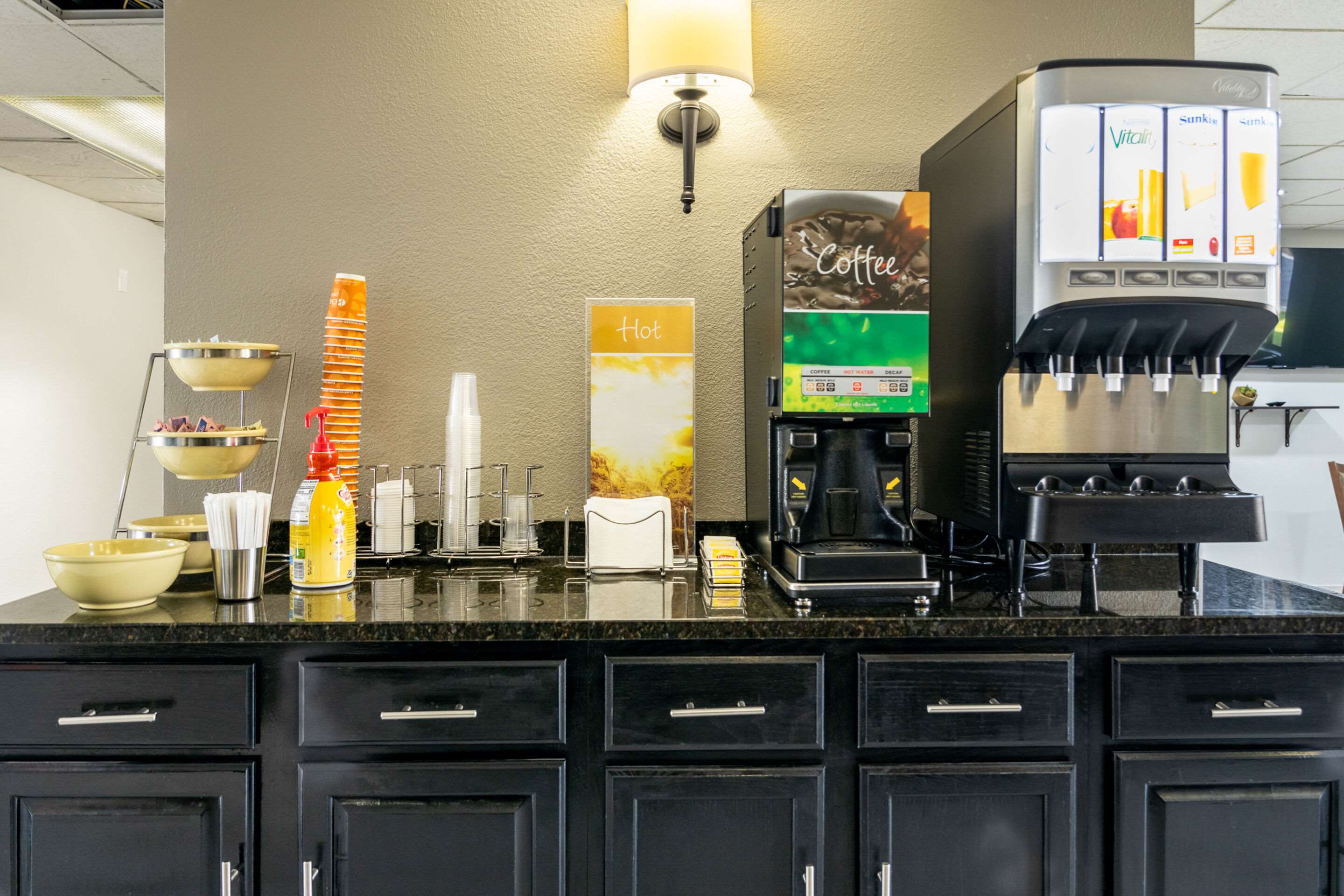 Breakfast area | Quality Inn