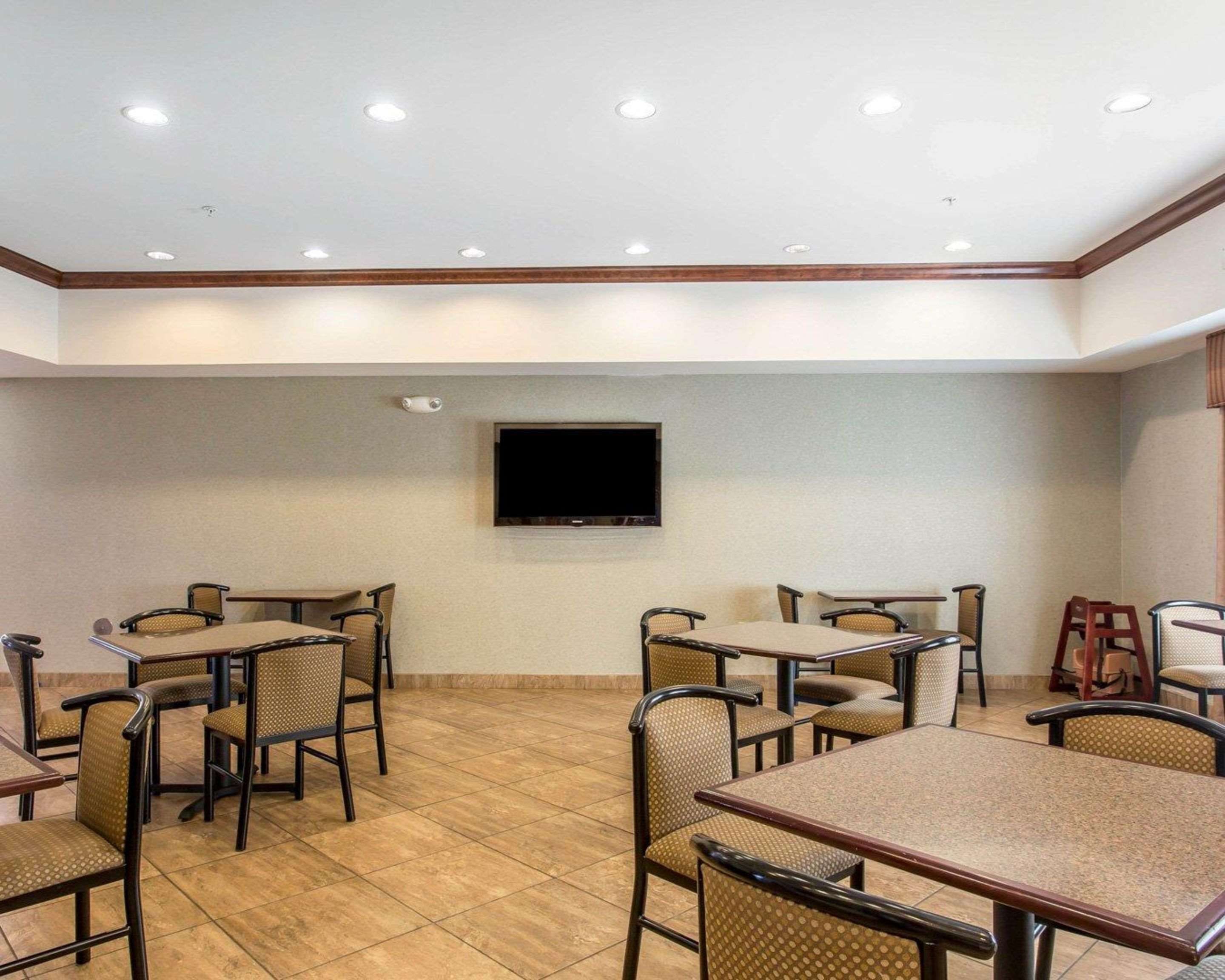 Breakfast area | Comfort Inn And Suites