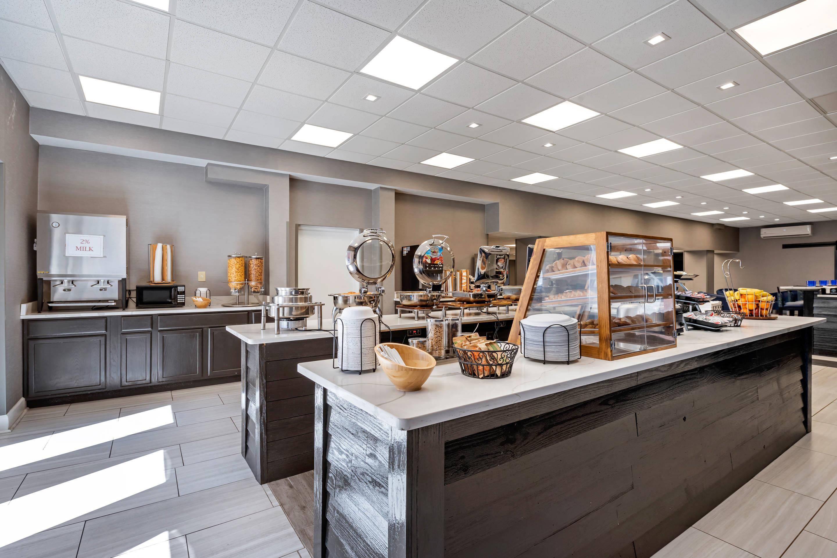 Breakfast area | Clarion Hotel Lexington