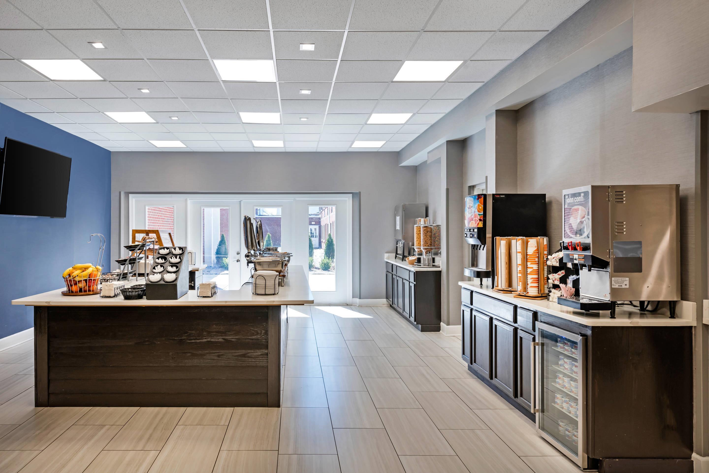 Breakfast area | Clarion Hotel Lexington