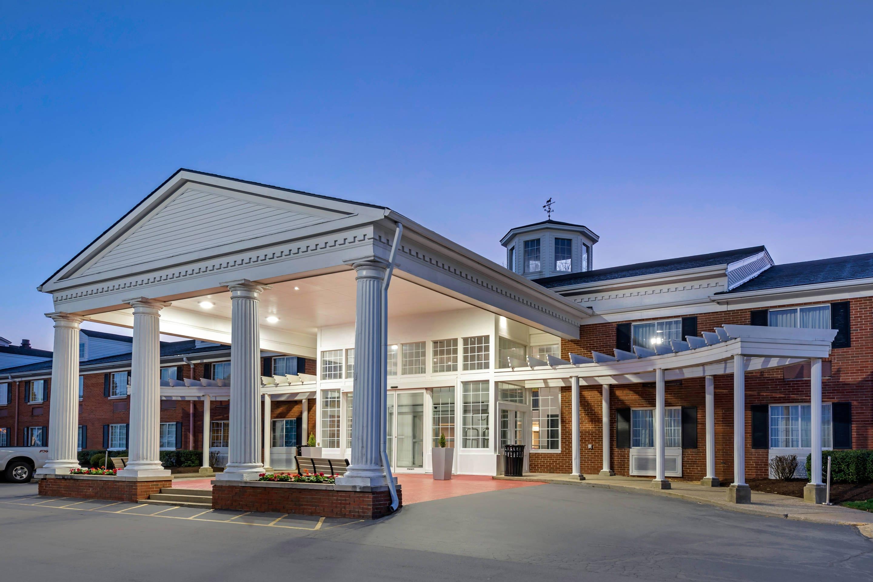 Hotel at night | Clarion Hotel Lexington