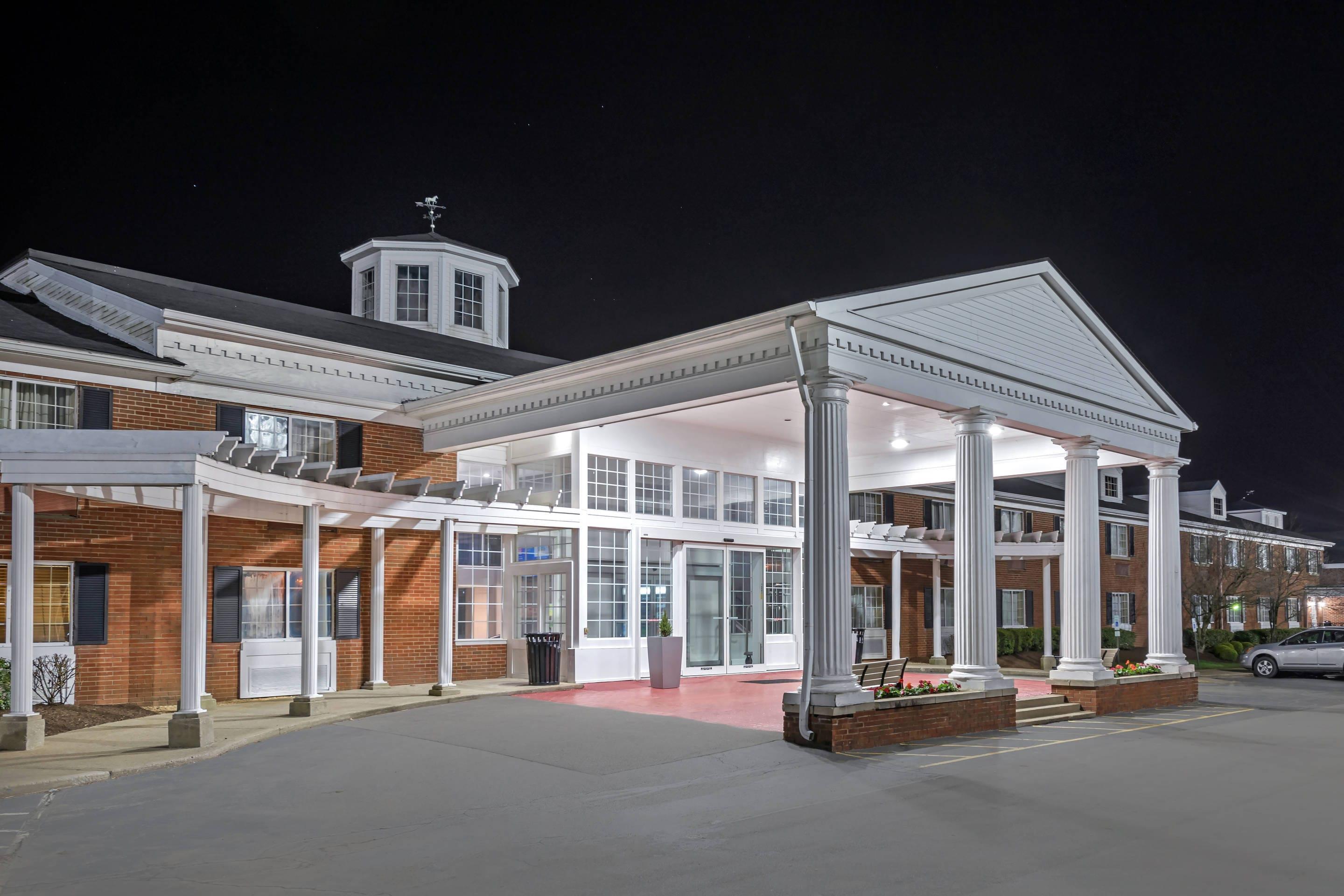 Hotel at night | Clarion Hotel Lexington