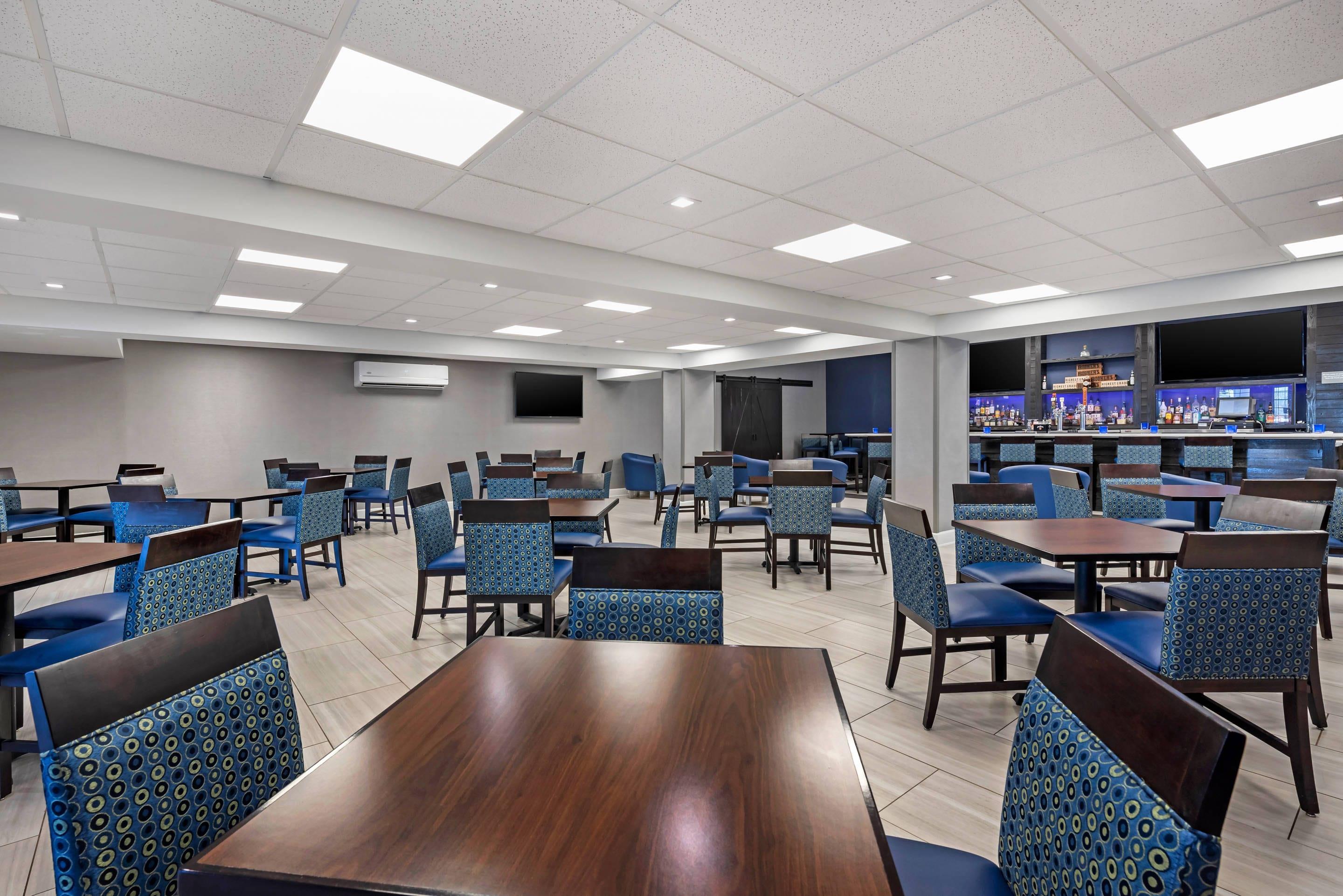 Breakfast area | Clarion Hotel Lexington