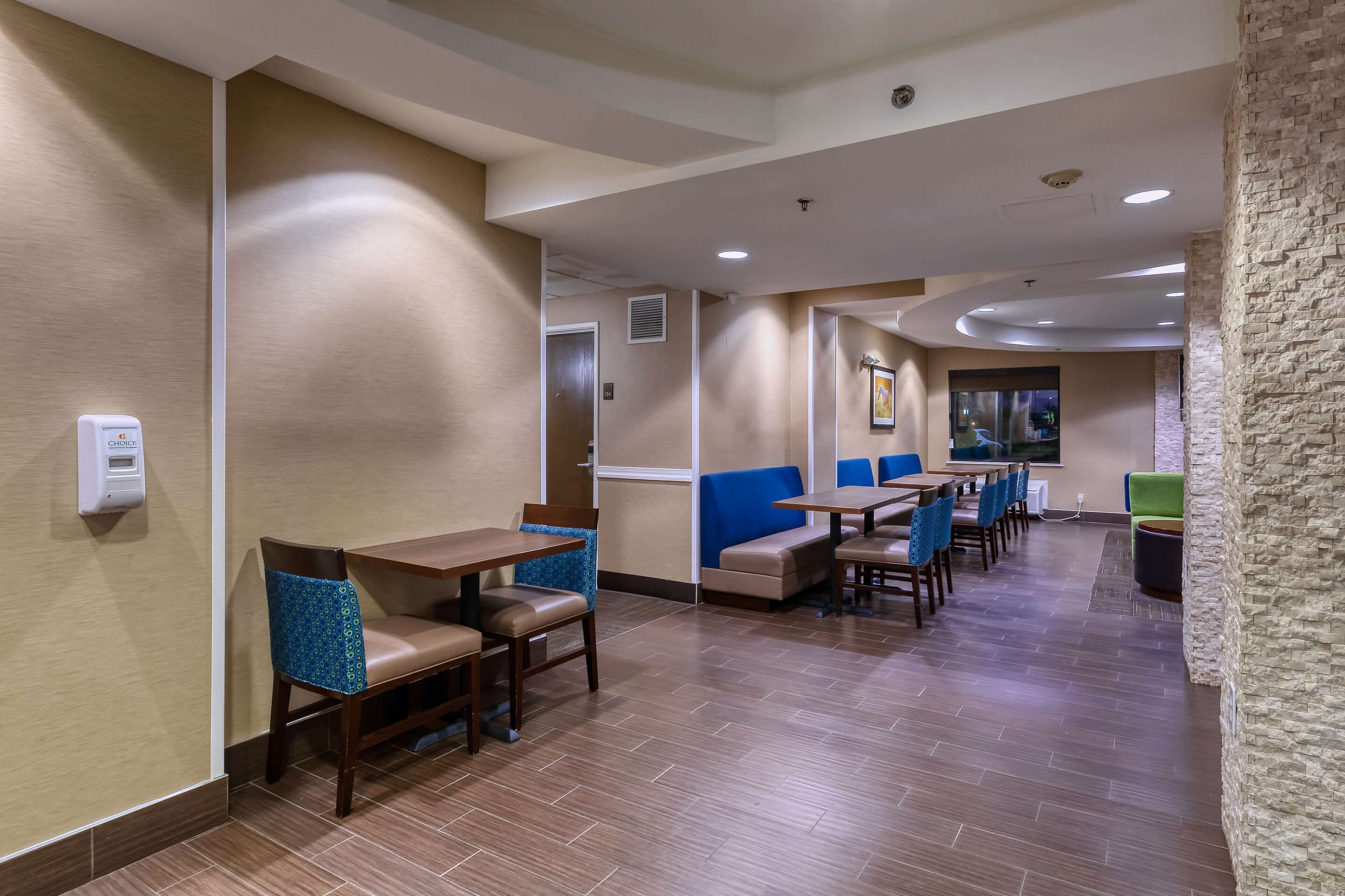 Breakfast area | Comfort Inn Shepherdsville - Louisville South