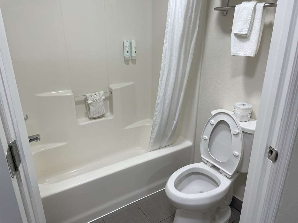 QUALITY INN RICHMOND-guestroom-Guest Room,Bathroom,On-Site.jpg