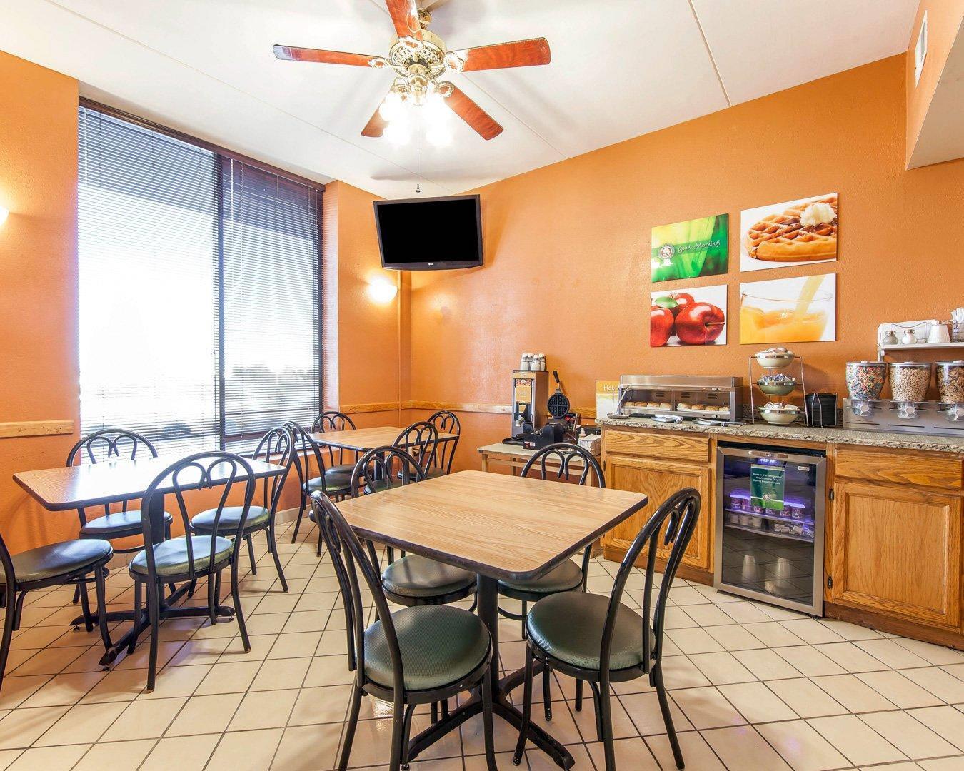 Breakfast area | Quality Inn Maysville