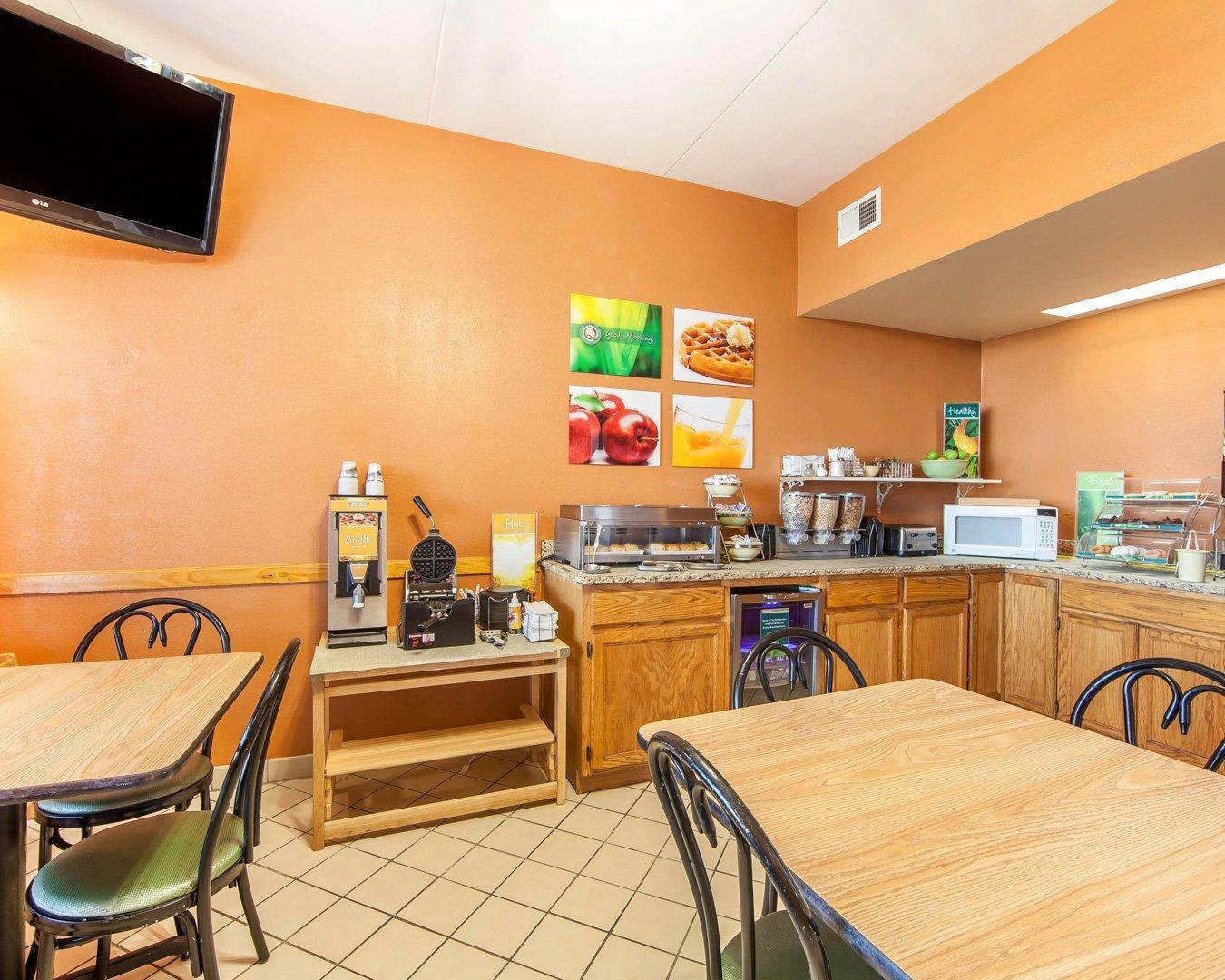 Breakfast area | Quality Inn Maysville