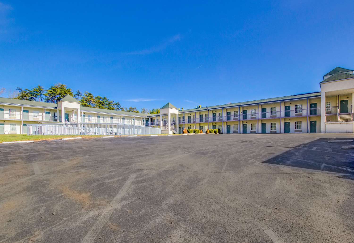 Econo Lodge Corbin, KY See Discounts