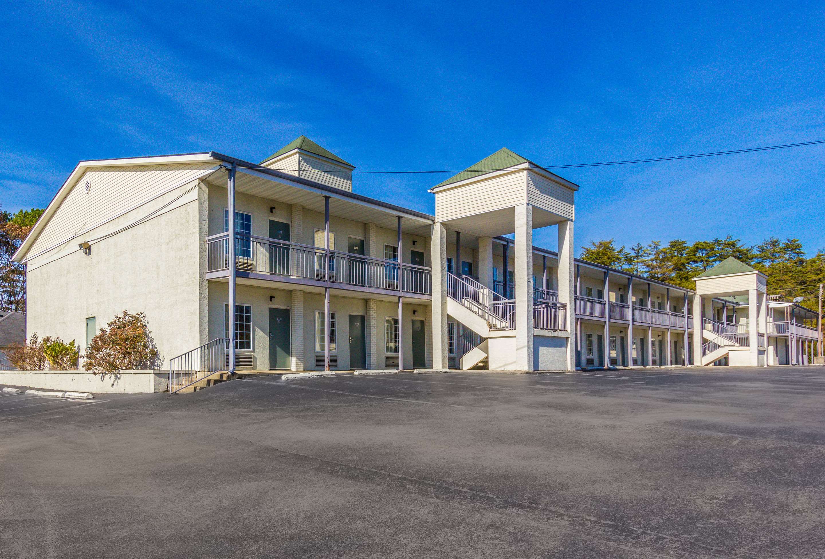 Hotel exterior | Econo Lodge