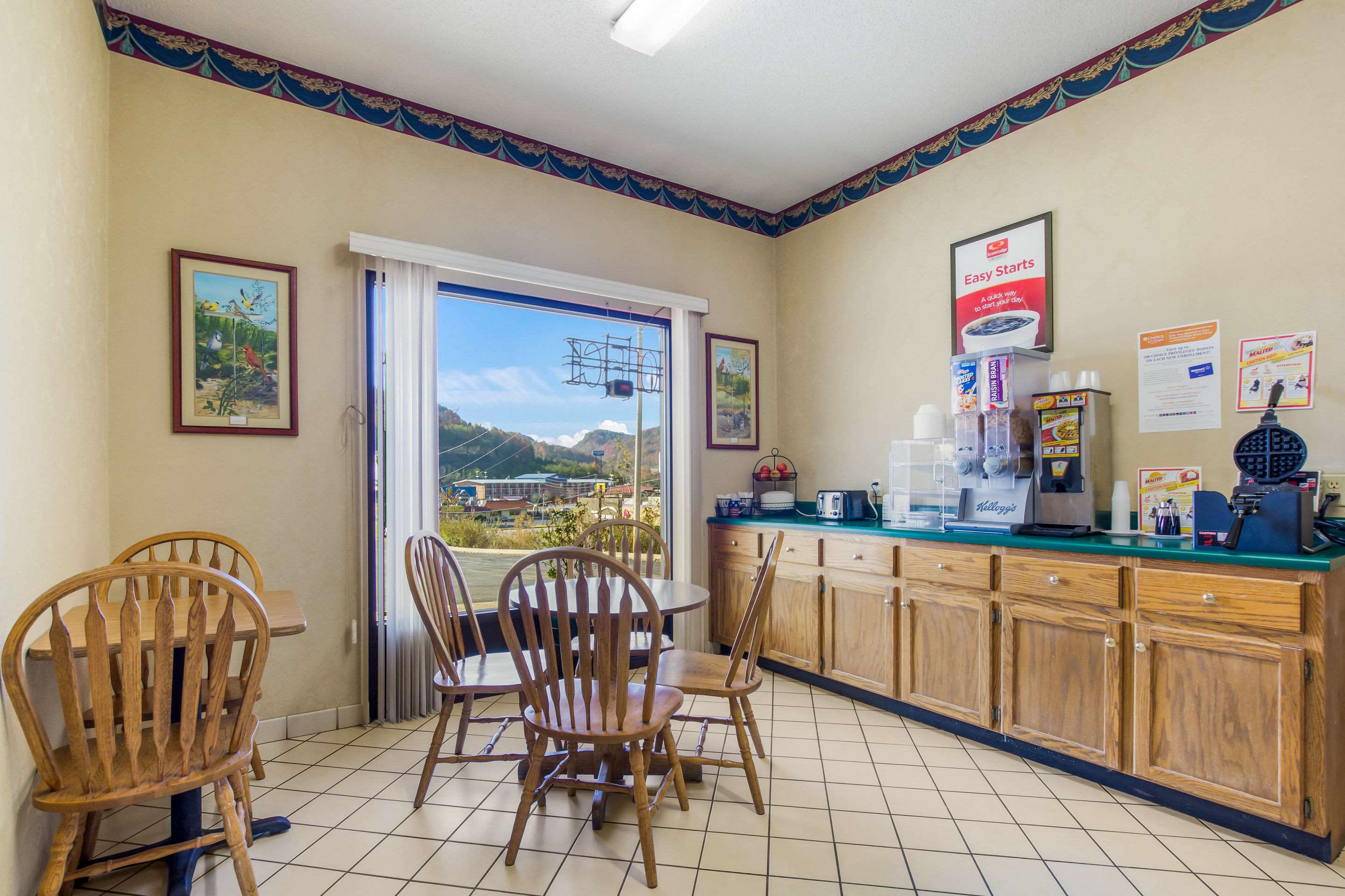 Breakfast area | Econo Lodge