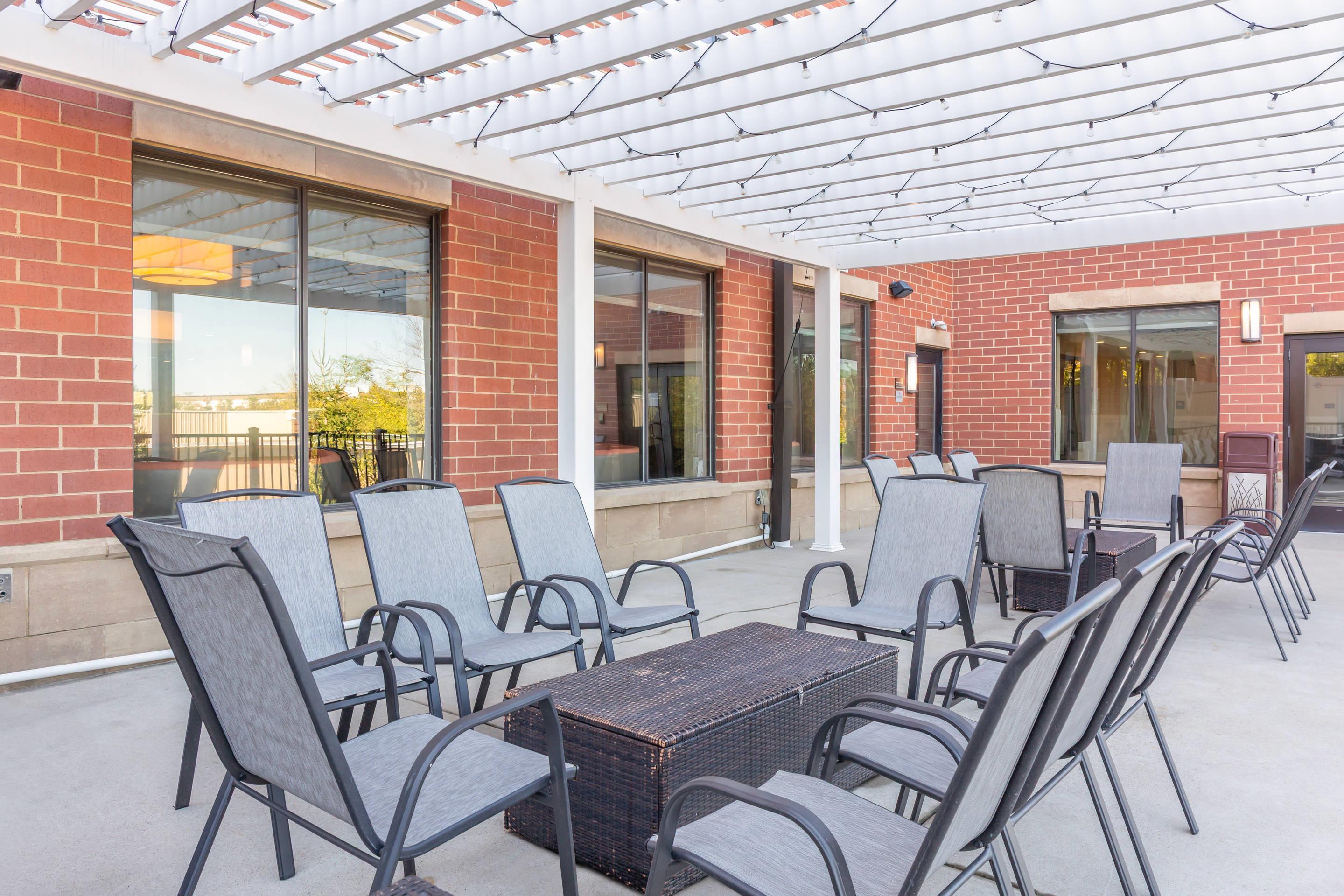 Hotel patio | Comfort Suites Florence - Cincinnati South