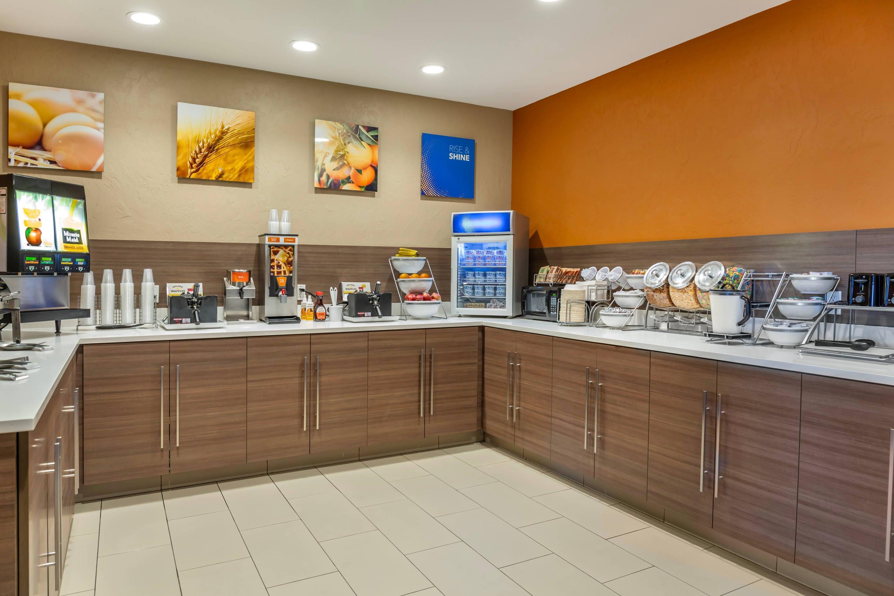 Breakfast area | Comfort Suites Florence - Cincinnati South